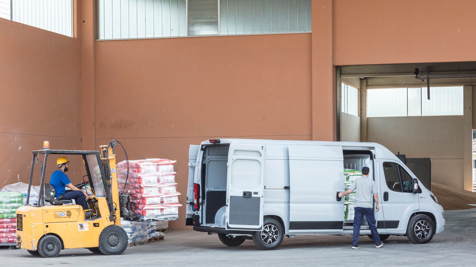 Der Fiat Ducato lässt sich problemlos mit dem Stapler beladen. Foto: © Fiat Professional