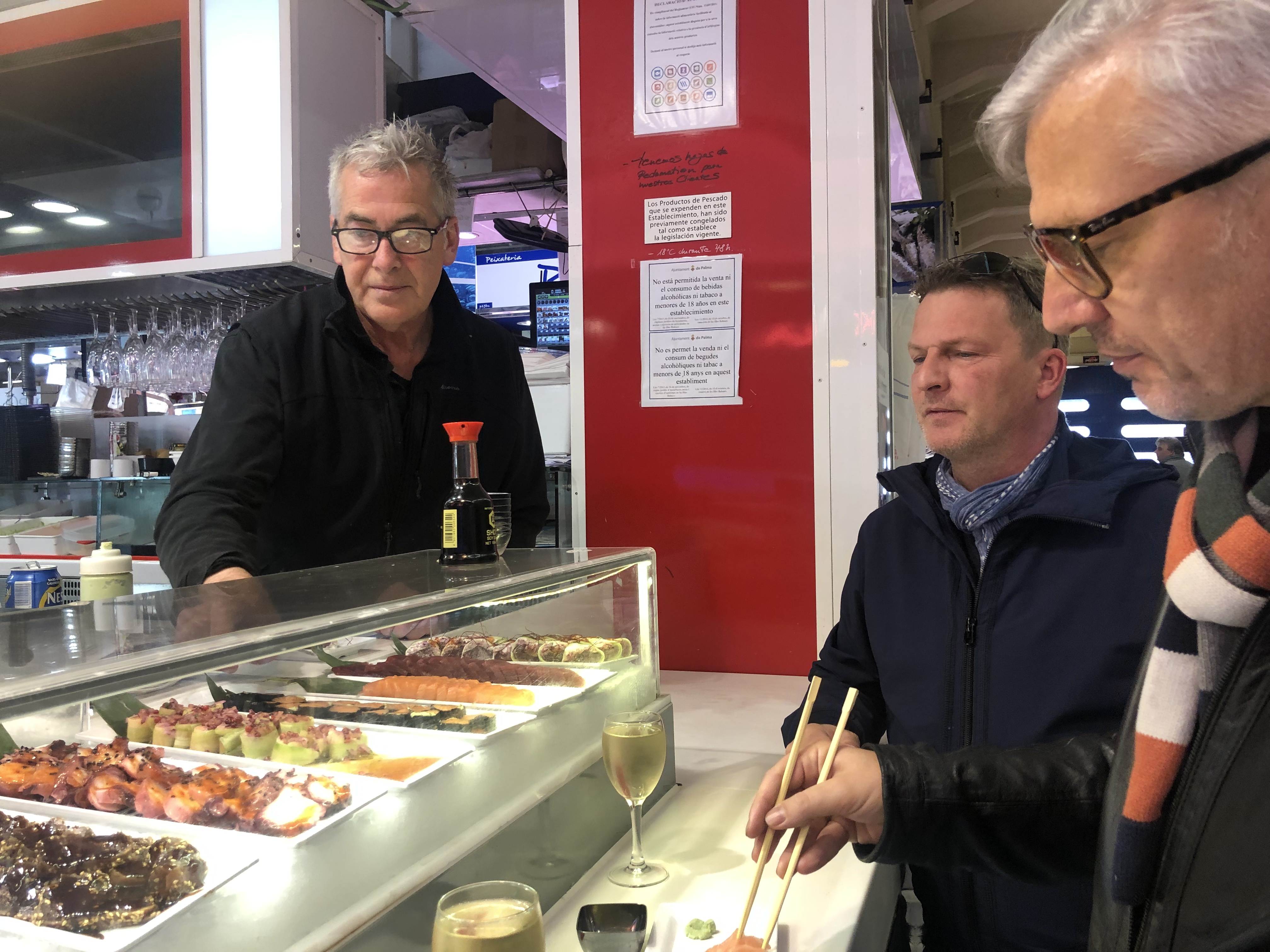 Sushi-Päuschen am Stand von Thomas Wilden (l.). Für Felix Götze (r.) und Sven Rasch (Mitte) ist der Markt de L’Olivar ein Ort der Begegnungen und der regionalen Kulinarik. Foto: © DHB