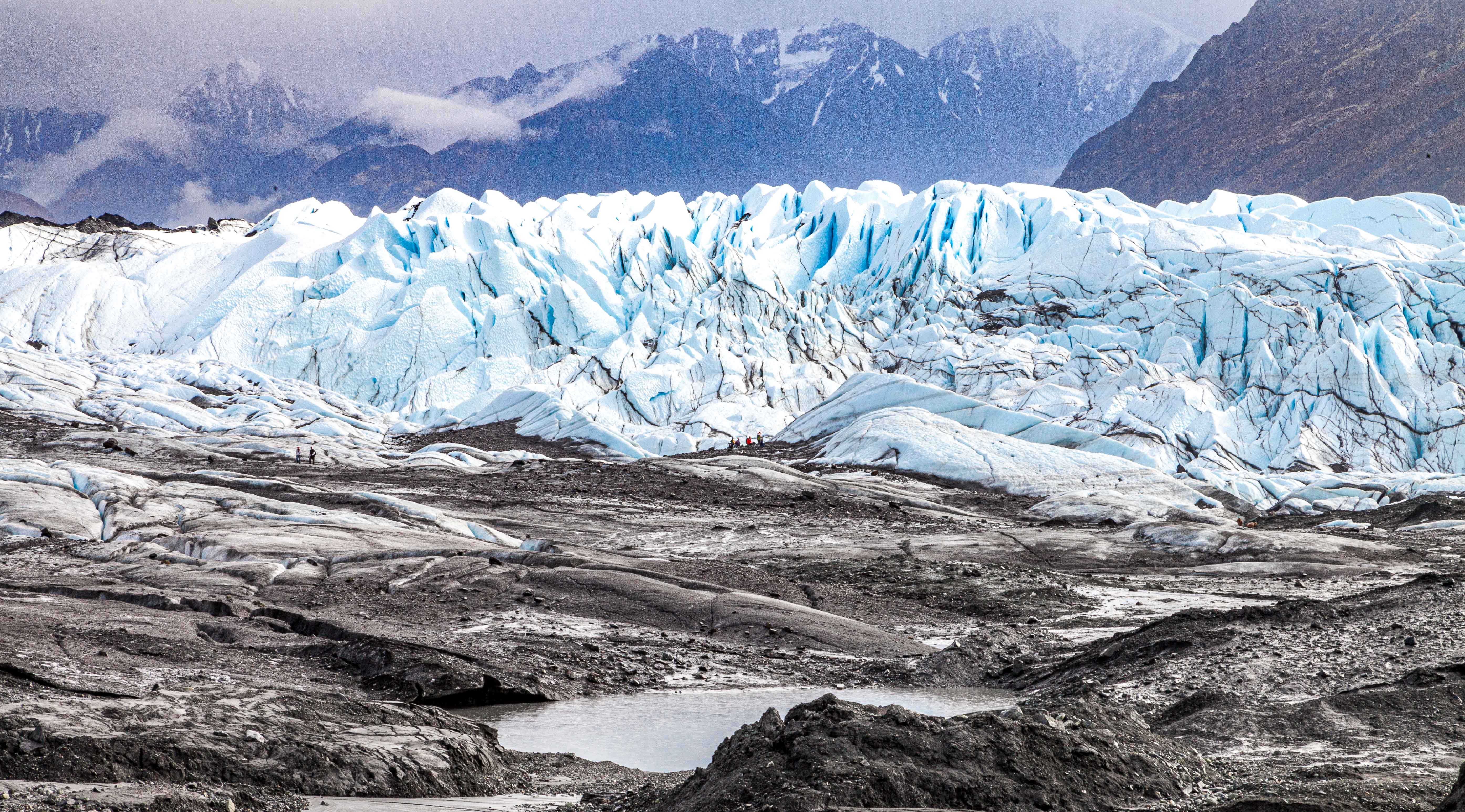 Einzeln oder in kleinen Gruppen folgen Wanderer den professionellen Führern über lose Bretter und wacklige Absperrungen zum Gletschersee oder weiter in die Eisspalten hinein. Foto: © Michael Soltys
