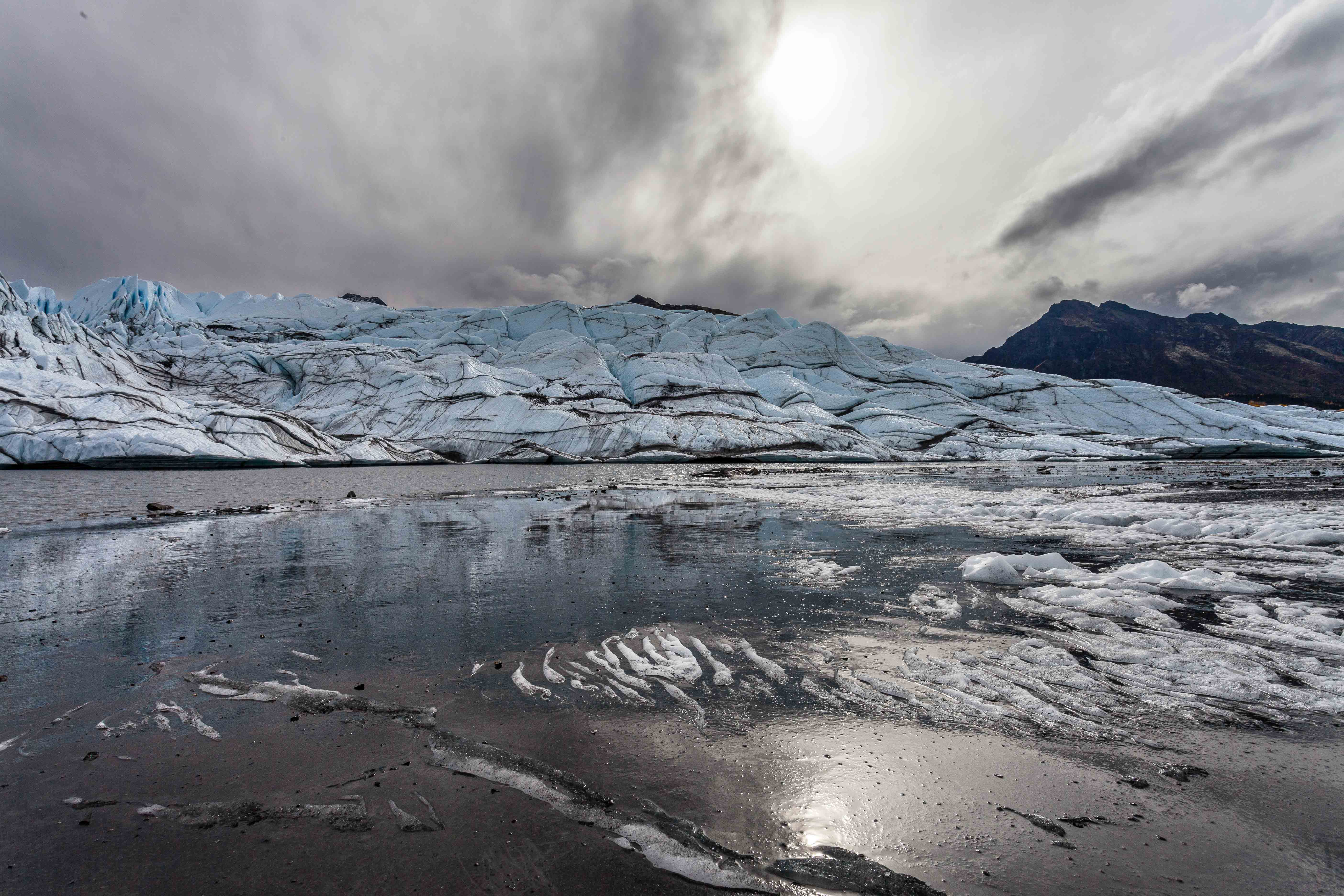 Die Gletscherzunge des Matanuska. Selbst an trüben Tagen glitzern die Eismassen in ­zartem Blau. Foto: © Michael Soltys