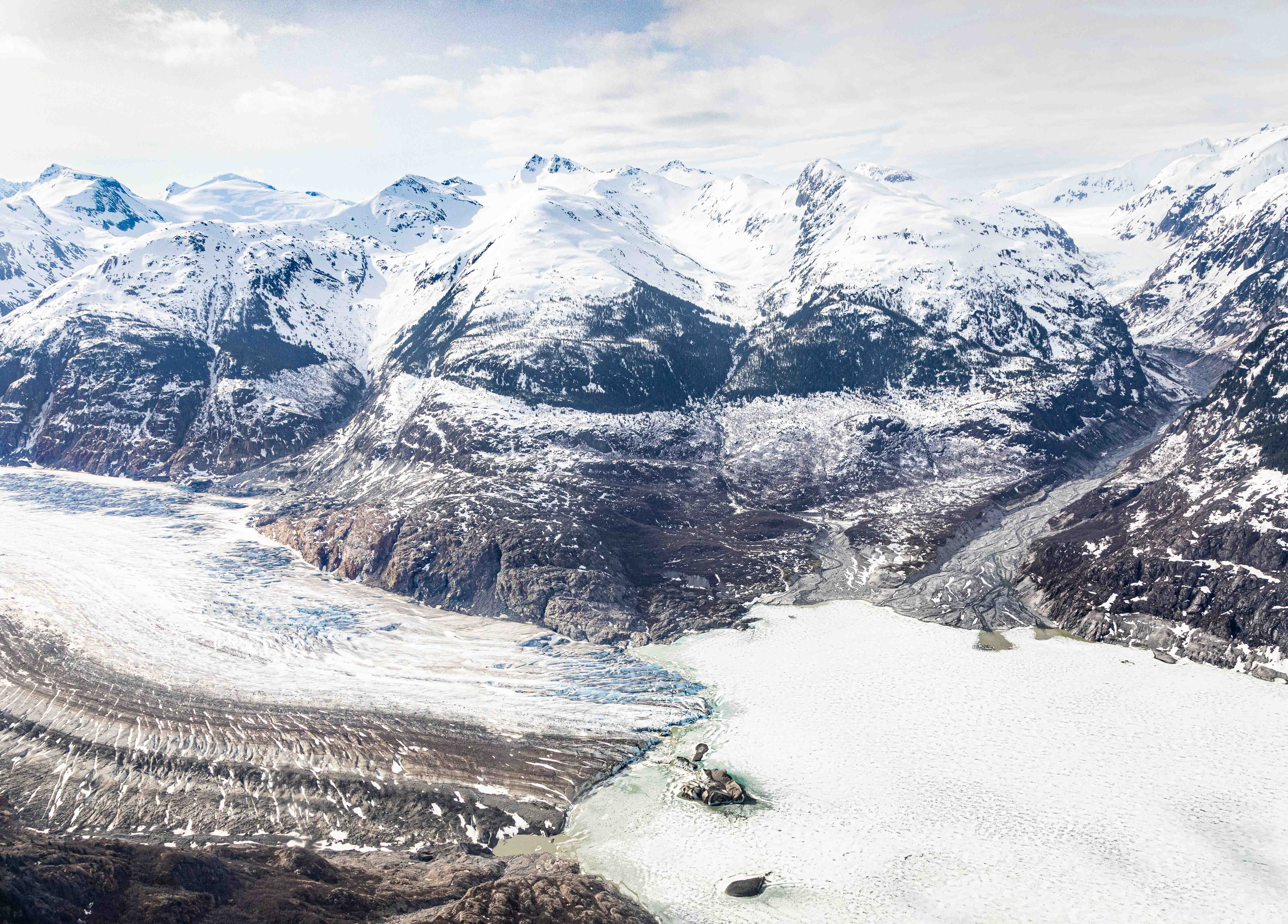 Die Gletscherzunge des ­Meade-Gletschers befindet sich im Alaska Panhandle, einem ­schmalen Küstenstreifen am Pazifik an der Grenze zur kanadischen Provinz British Columbia. Foto: © Michael Soltys