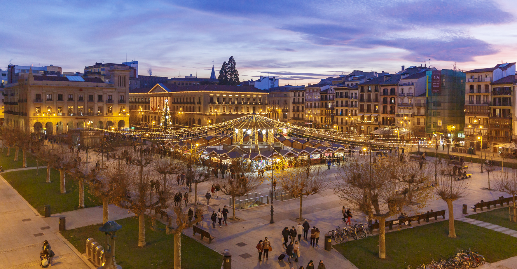 Weihnachtlich geschmückter Hauptplatz von Pamplona: die Plaza Castillo Foto: © Francis Vaquero