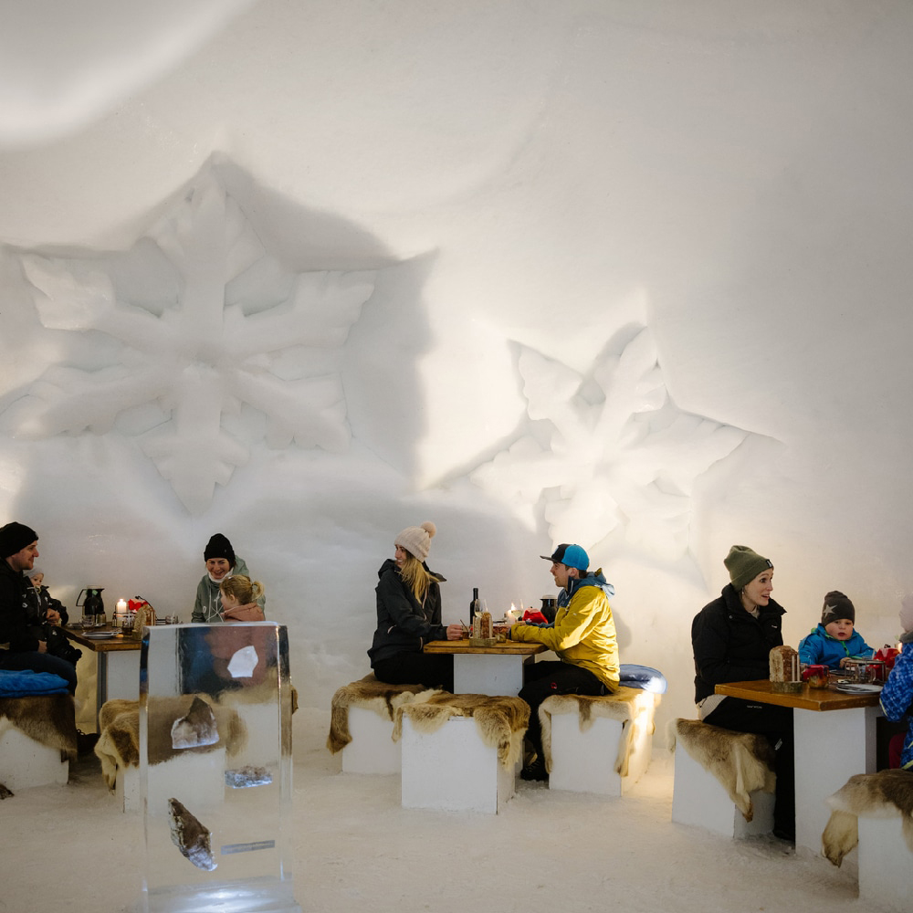 Auf Fellen und ­Decken genießen Gäste im Iglu der Engstligenalp ihr Fondue. Foto: © Bergbahnen Engstligenalp AG, Adelboden