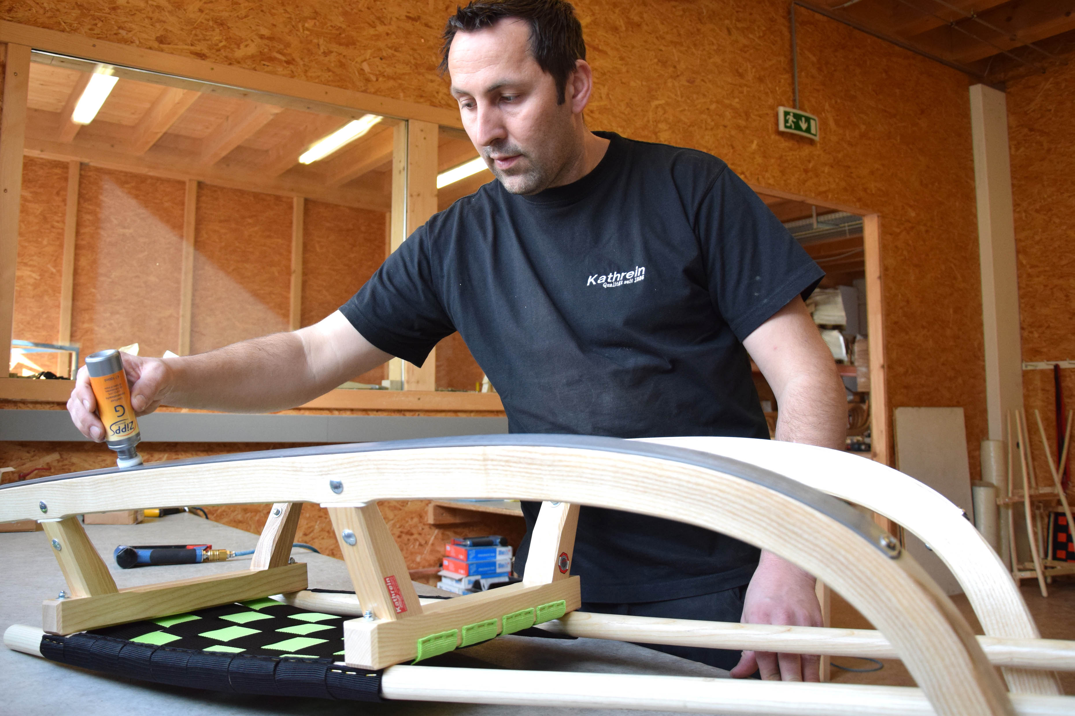 Christoph Kathrein in seiner ­Werkstatt in Prutz in Österreich. Foto: © Kathrein Rodel GmbH