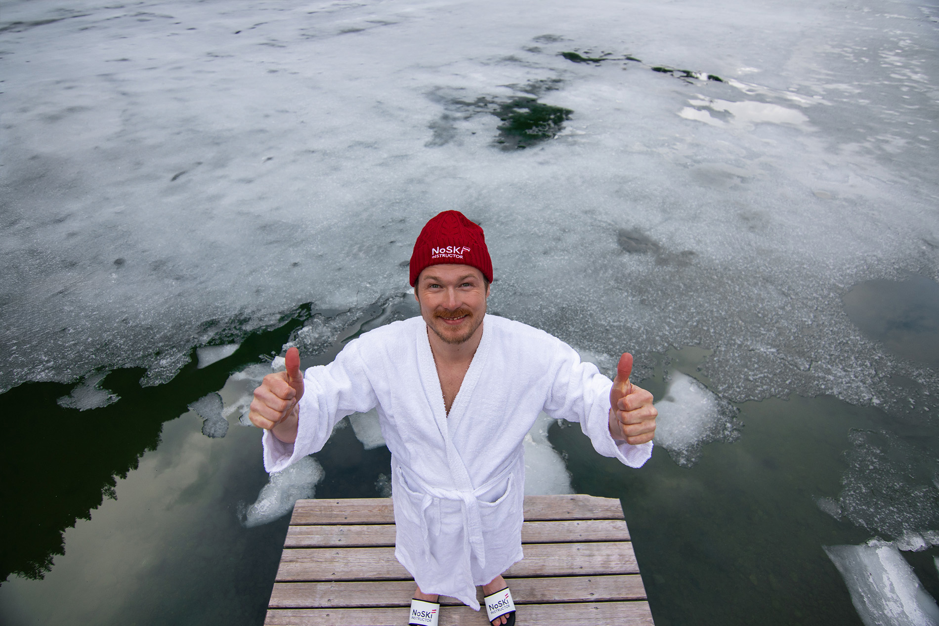 Mutig ins Eiswasser springen und entspannt durch den Schnee stapfen. Der NoSki Instructor zeigt gut gelaunt die Alternativen zum Skifahren auf. Foto: © Alex Kay