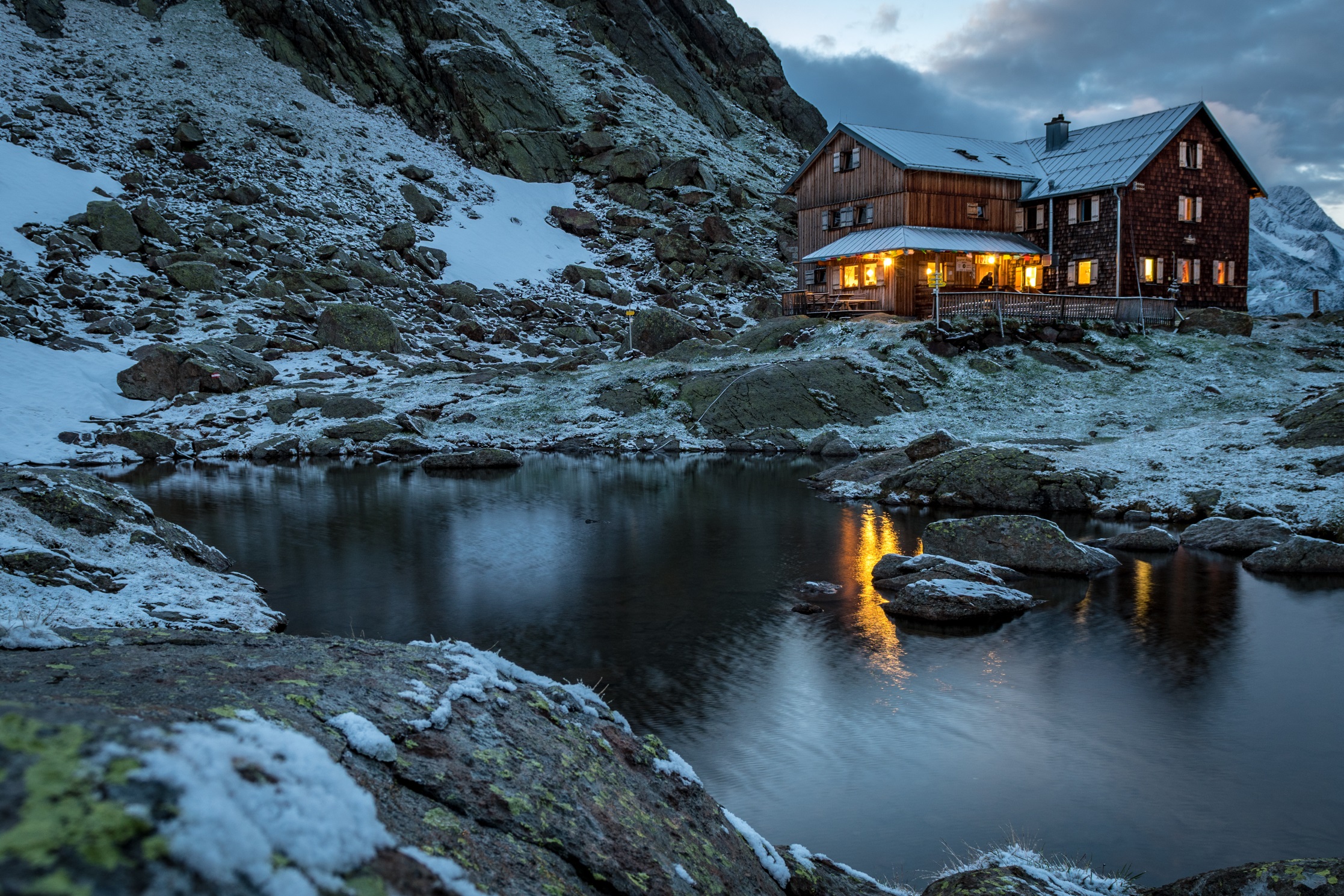 Die Bremer Hütte liegt in Gschnitz (Österreich). Als Übernachtungsstation mit regionaler Küche bietet sie Wanderern und Kletterern erholsame Rast nach einer anstrengenden Tour. Foto: © Johann C Faust