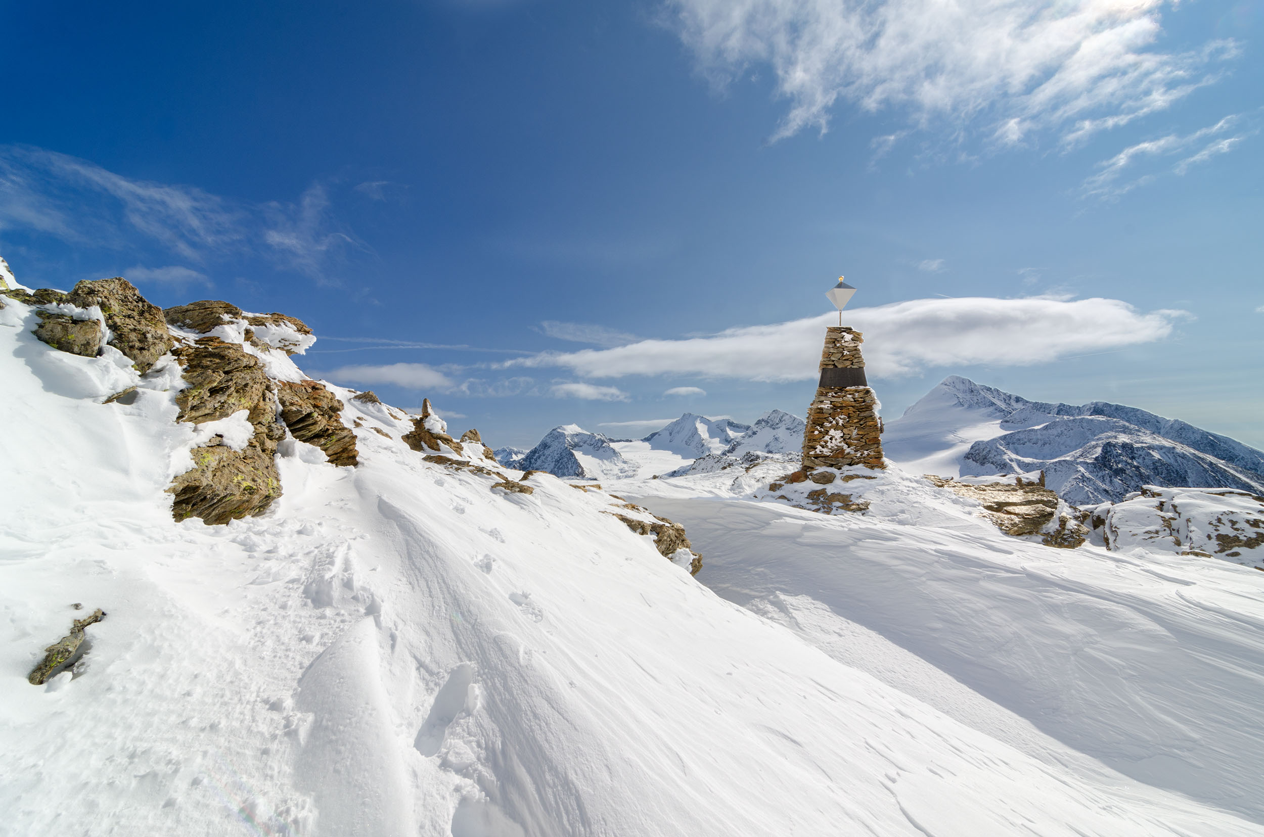 Ötzis Fundstelle liegt am ­ Tisenjoch, oberhalb des ­ Niederjochferners, 3.210 m über dem Meeresspiegel. Die Pyramide wurde zu seinem ­Gedenken errichtet. Foto: © Südtiroler Archäologiemuseum/Dario Frasson