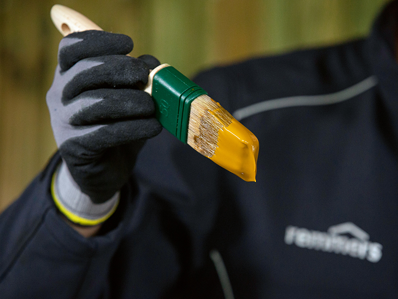 Dank der cremeförmigen Konsistenz der Lasur muss sie vor dem Streichen nicht aufgerührt werden. Foto: © Remmers, Löningen