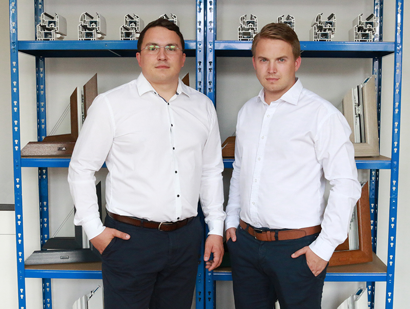 Die Gründer und Geschäftsführer der Fensterblick GmbH & Co. KG, Christian Kaminski (re.) und Sebastian Kaminski, freuen sich über die Auszeichnung für ihren Onlineshop fensterblick.de. Foto: © fensterblick.de
