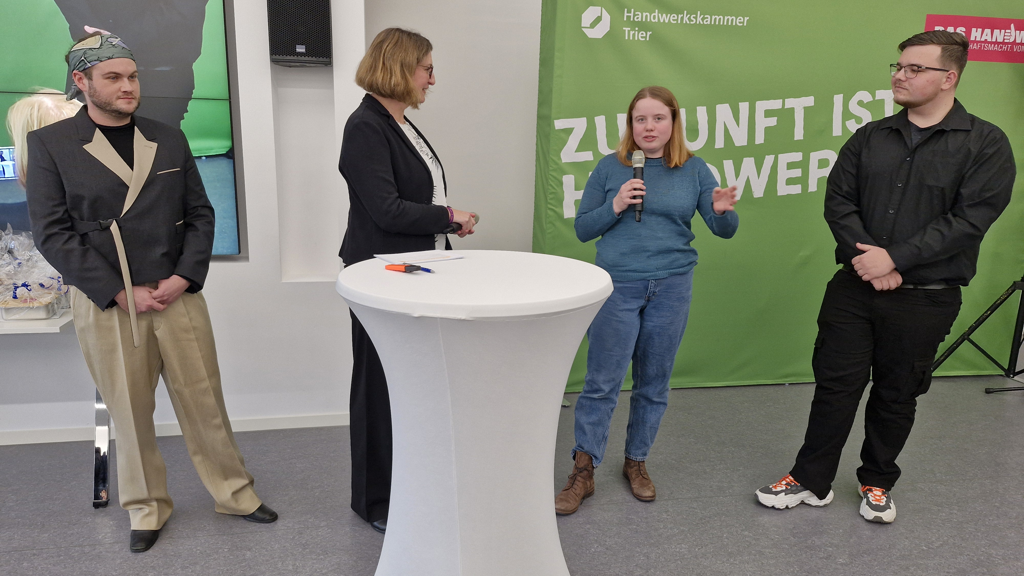 Talkrunde v. l. Julius Laurenz Milde, Sabine Schwadorf, Lisa Kraus und Frederik Masselter Foto: © Constanze Knaack-Schweigstill