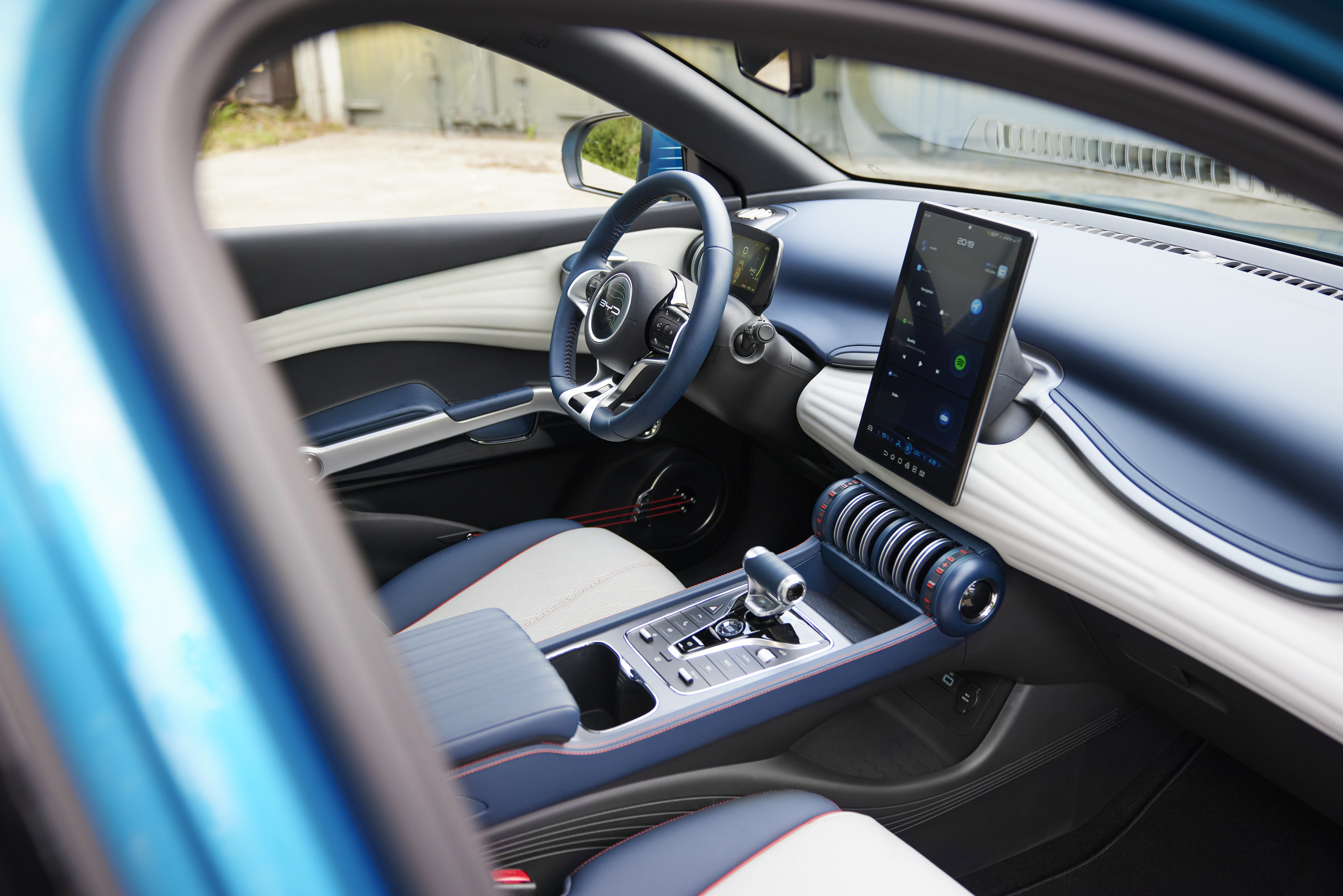 Der Touchscreen ist mit 15,6 Zoll riesig große und drehbar. Foto: © BYD