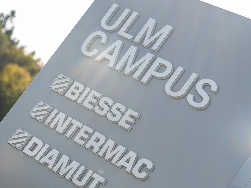 Neben Biesse-Anlagen zur Holzbearbeitung werden im neuen Ulm Campus der Biesse Group auch Glasmaschinen des Tochterunternehmens Intermac und Werkzeuge von Diamut präsentiert. Foto: © Biesse Group
