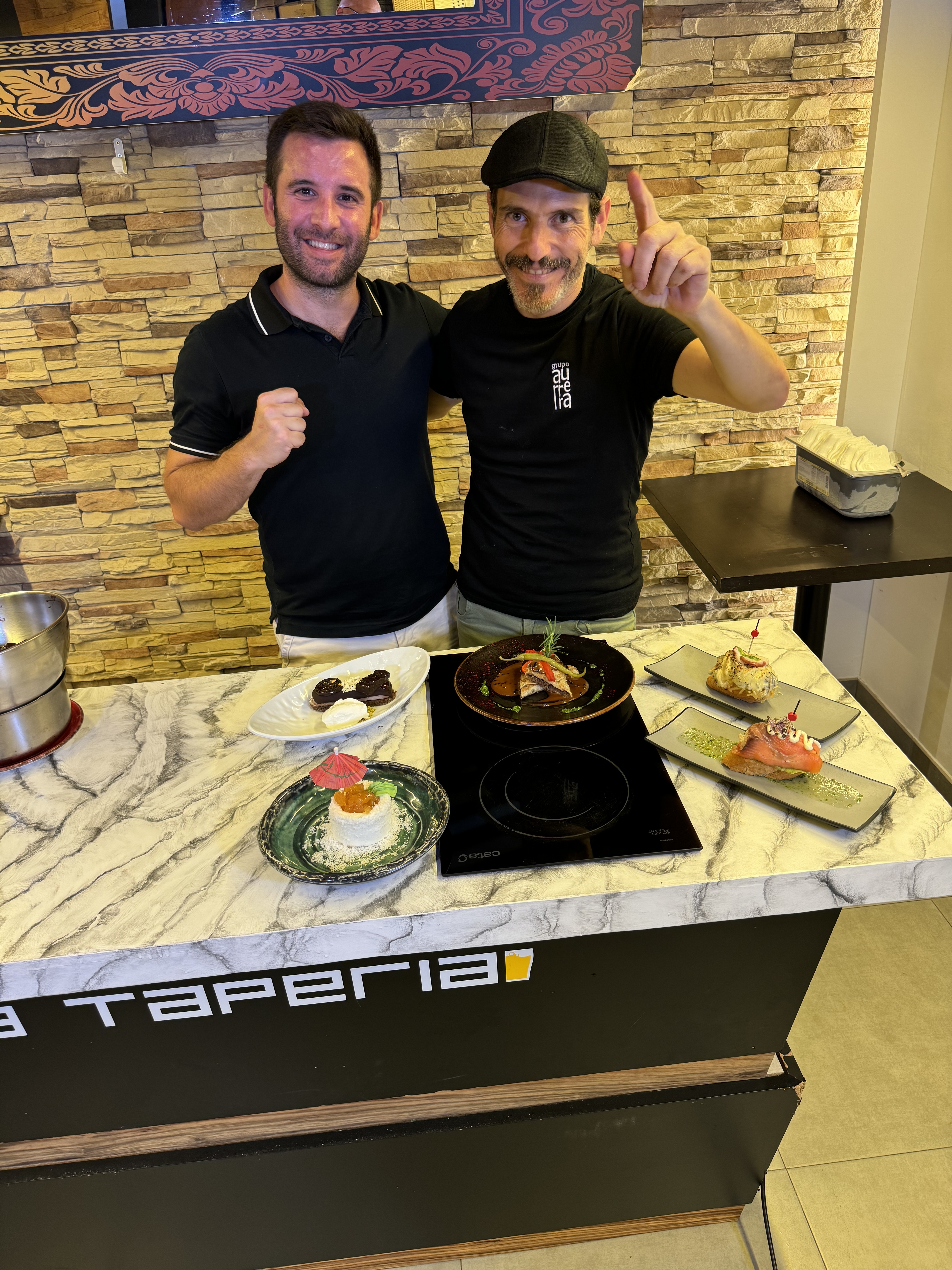 Der Tapas-Künstler Sergio Garrido (rechts) mit Lucho Perez, Pressesprecher der Urlaubsmetropole. Foto: © rg