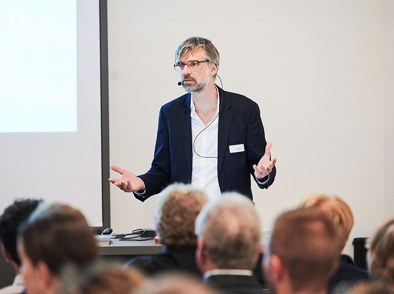 Dr.-Ing. Jan Wurm (Arup) referierte über biobasierte Lösungen für die Fassade von Morgen. Foto: © Mediashots/Wicona