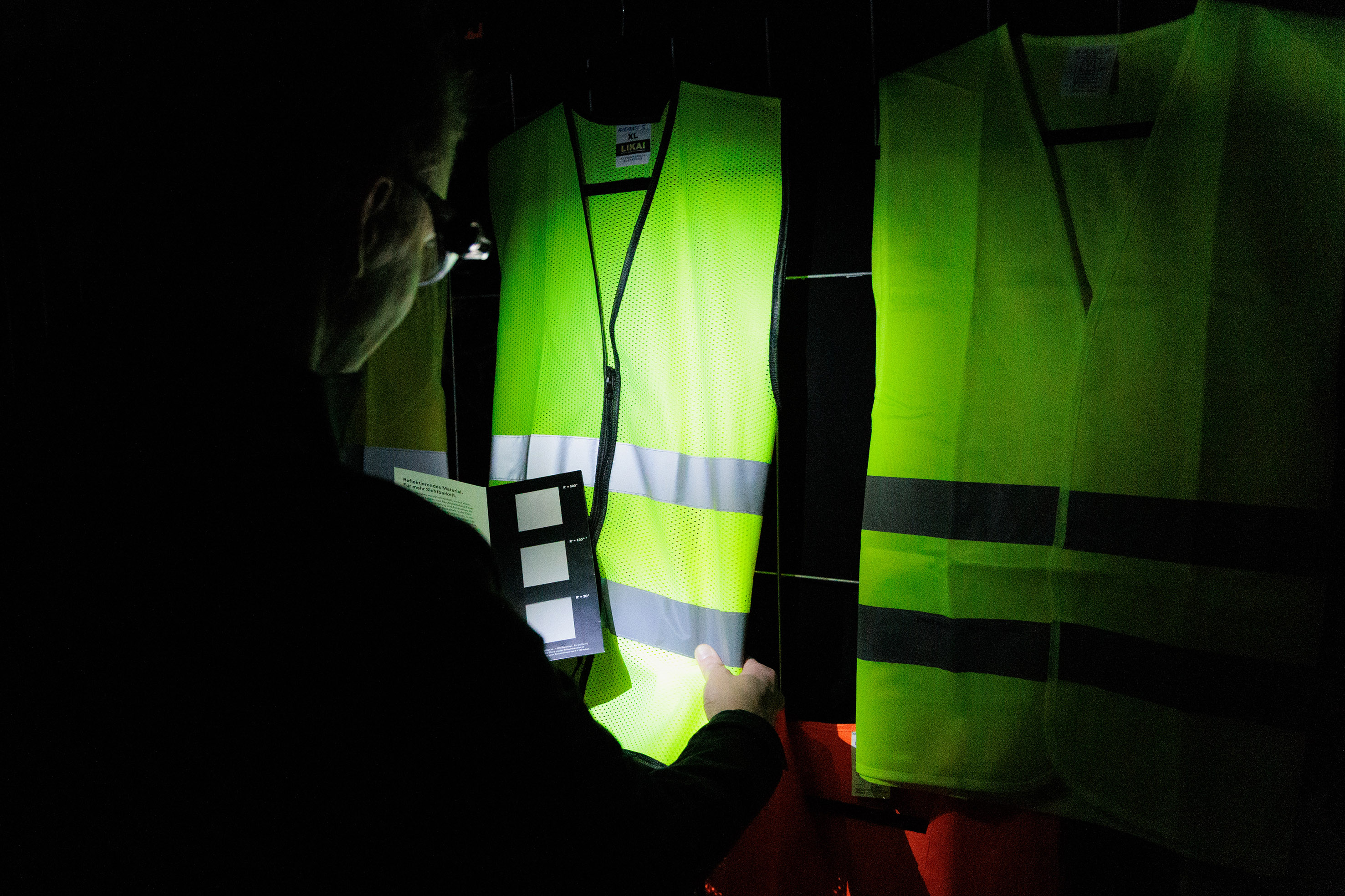 Überprüfung der Retroreflexion im Rahmen der ADAC-Warnwesten-Untersuchung. Foto: © ADAC/Abgedreht