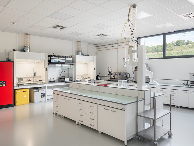 Das Headquarter wurde um ein neues Innovationszentrum erweitert, welches nun Labore und modernste Forschungsausstattung an einem zentralen Ort bündelt. Foto: © Serge Ferrari