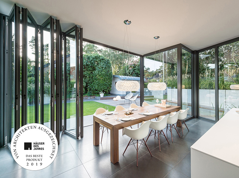 Designprämierte Glas-Faltwand: Geöffnet verbindet sie Innen und Außen auf ganzer Ebene miteinander. Foto: © Solarlux GmbH