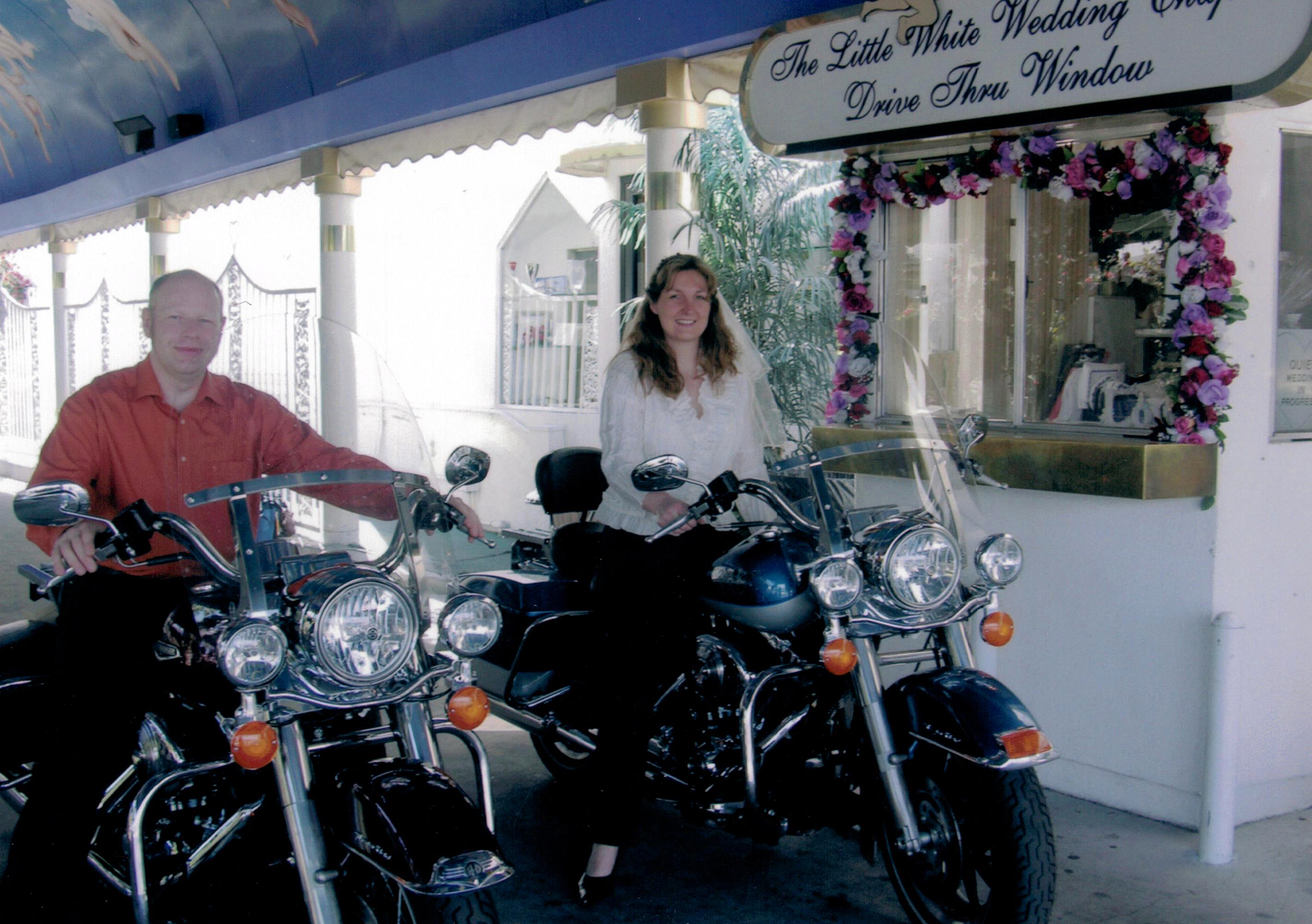 In Drive-Thru in Las Vegas gaben sich Martina und Jens auf zwei Harleys das Ja-Wort. Foto: © Doc Jensen/Jens Koch