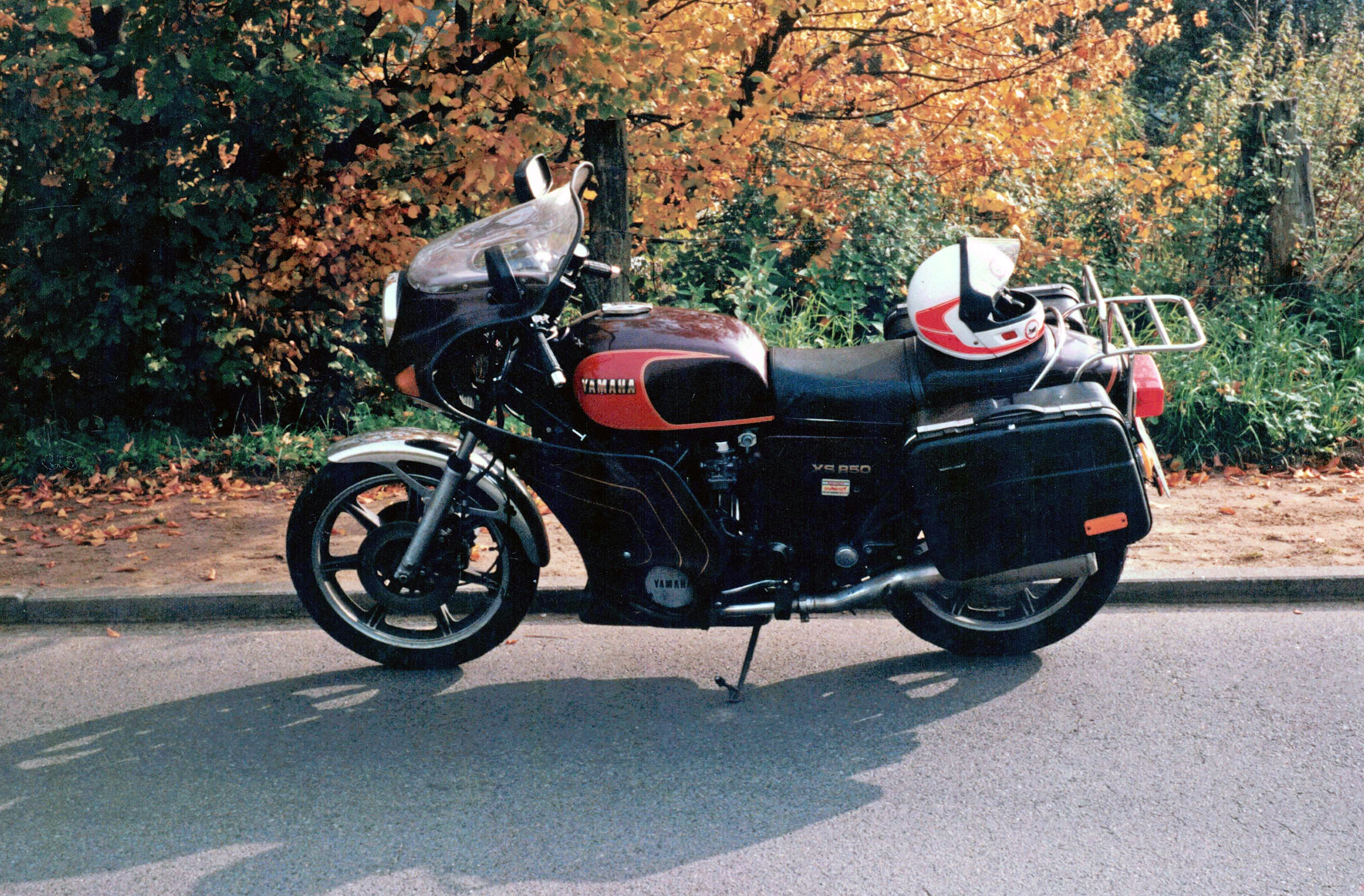 Passt so ein Motorrad in eine Bahn? Jens Koch und ein Kumpel machten es möglich. Foto: © Doc Jensen/Jens Koch