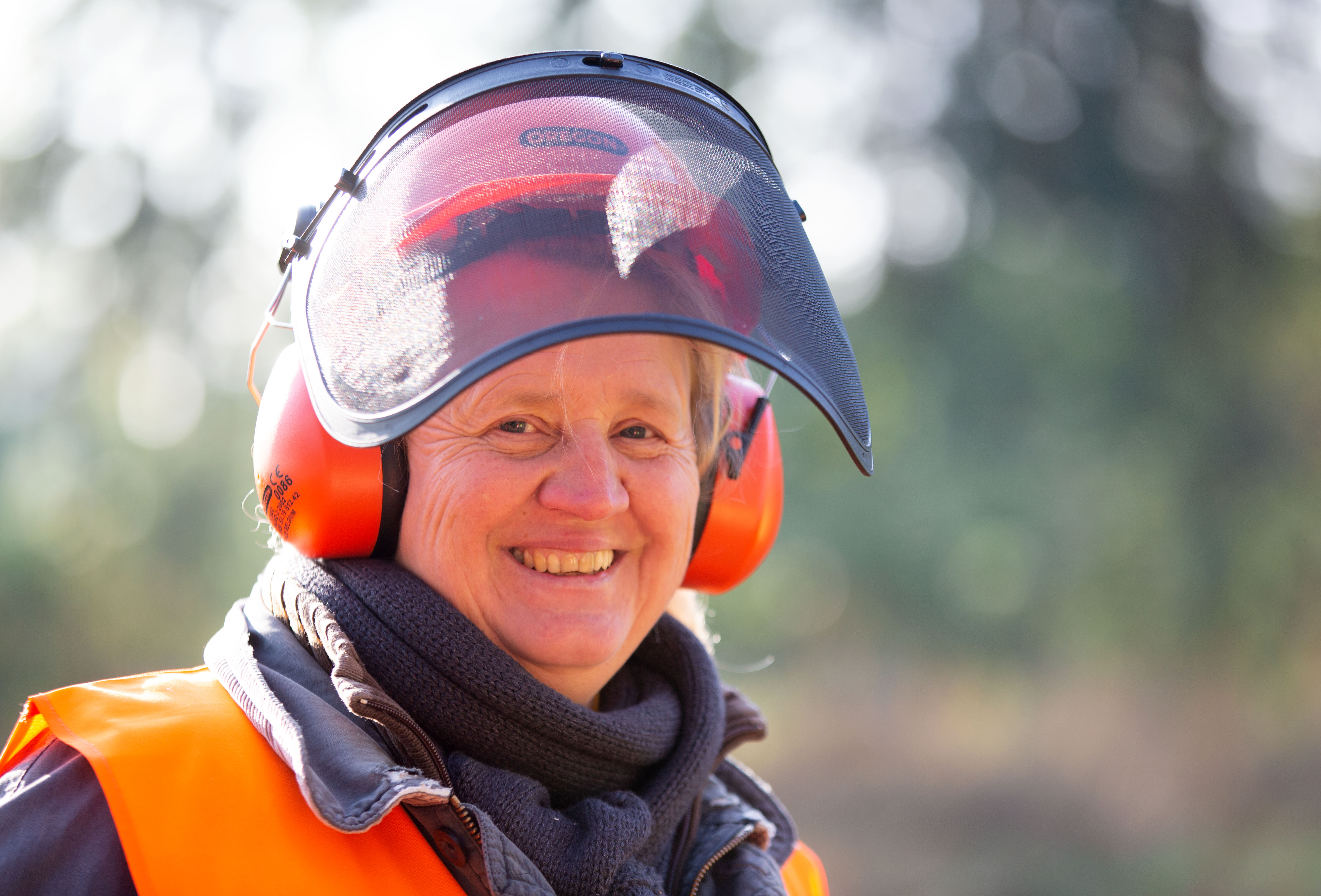 Annette Oehler ist eine der wenigen Frauen, die einen Motorsägeführerschein machen. Foto: © Oliver Krato