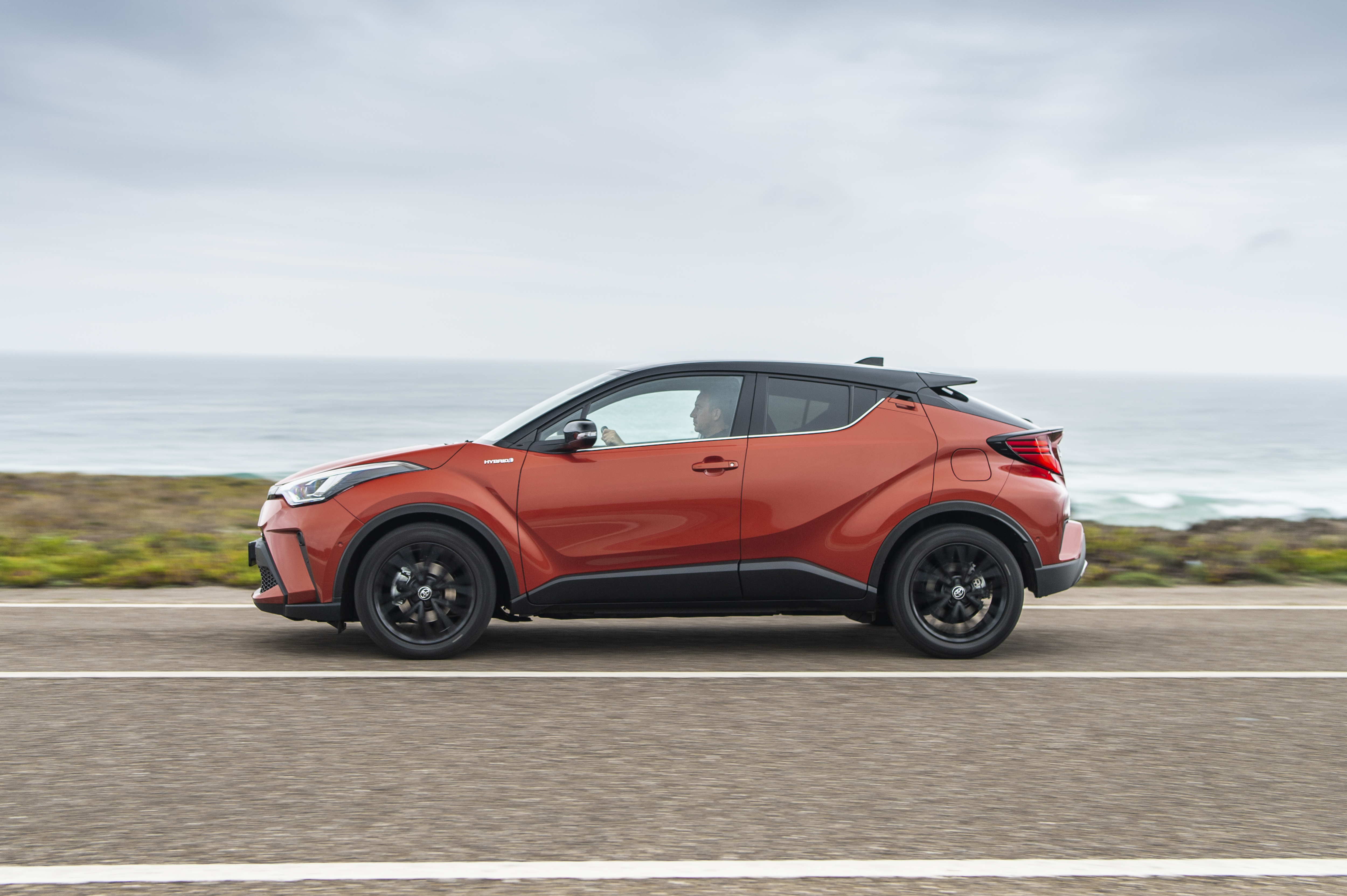 Der Toyota C-HR ist straff abgestimmt, trotzdem werden die meisten Unebenheiten noch komfortabel gemeistert. Foto: © Toyota