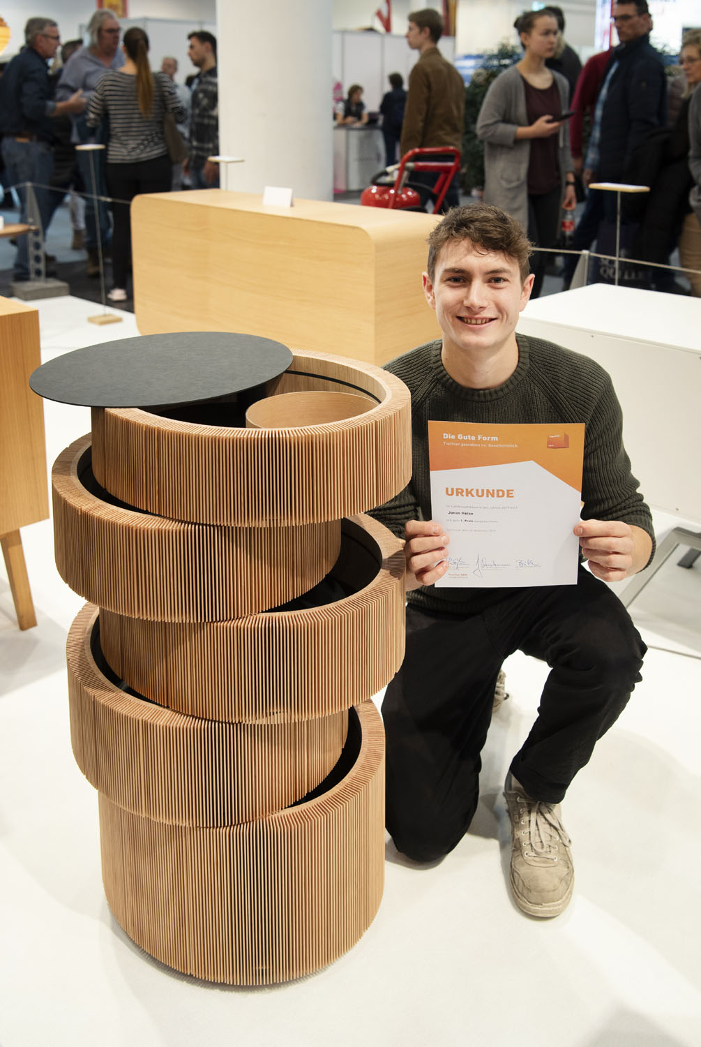Bewegtes Holz nennt Jonas Heise sein Säulenmöbel aus Oregon Pine. Die Lamellen geben seinem Gesellenstück eine hohe Flexibilität. Foto: © Bettina Engel-Albustin