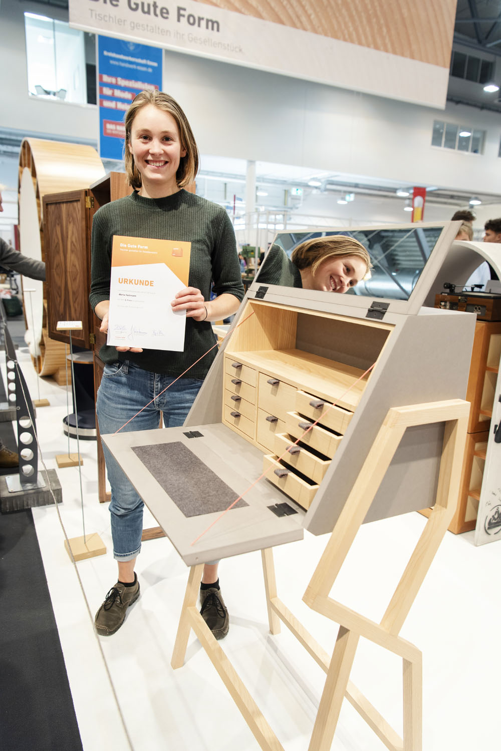 Auf Platz 2 wählte die Jury das Schmuckschränkchen Sekretärin von Merle Hellmann. Foto: © Bettina Engel-Albustin