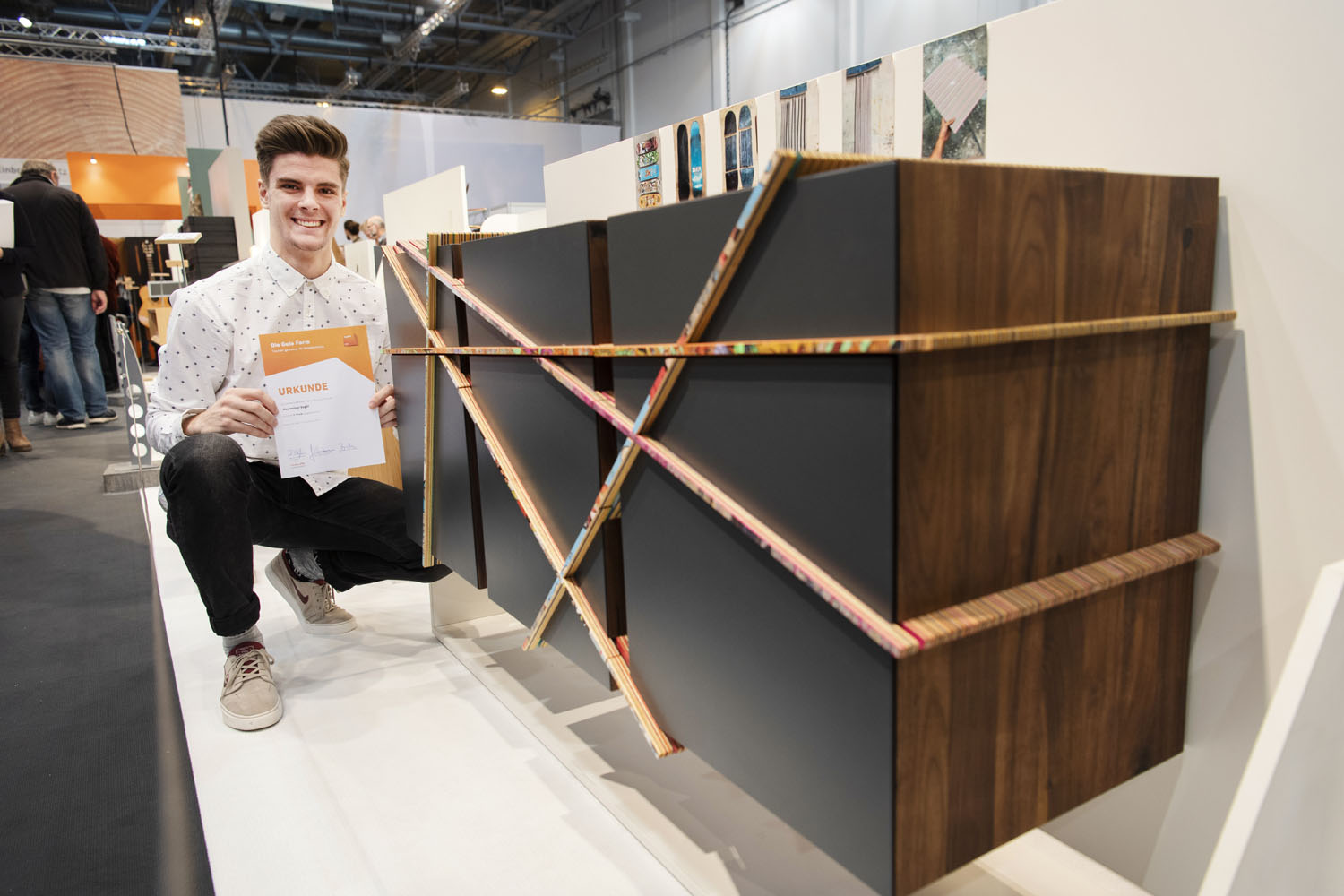 Den dritten Platz belegt Maximilian Vogdt mit seinem Sideboard Brettsoul, für das amerikanischen Nussbaum mit alten Skateboards kombiniert hat. Foto: © Bettina Engel-Albustin