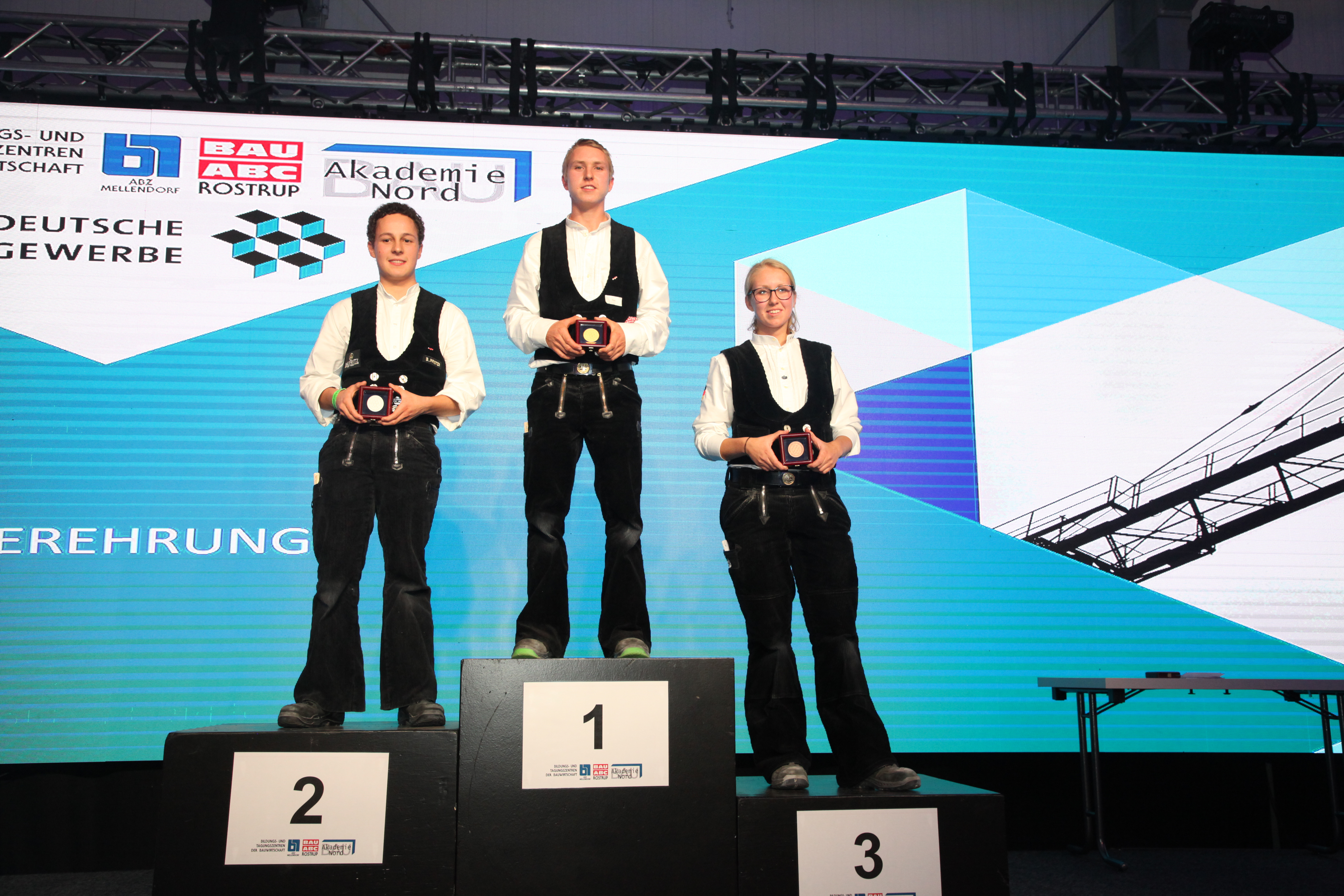 Das Podium der Zimmerer: Ganz oben Rainer Frick, auf dem zweiten Platz Benedikt Pfister, den Bronzerang belegt Katja Wiesenmüller. Foto: © ZDB/Petra Reidel