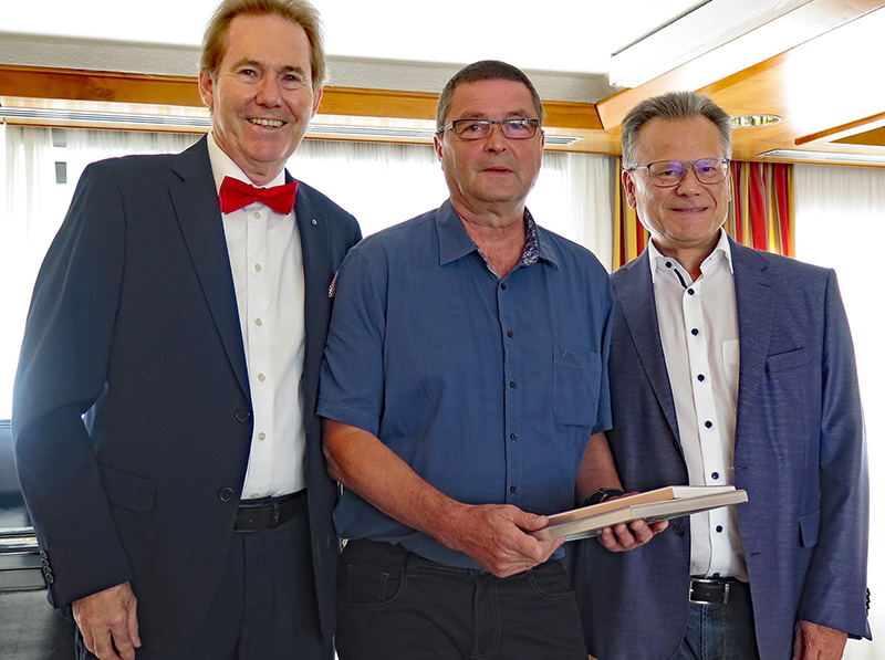 Fritjof Bando (M.) ist seit 40 Jahren im Unternehmen tätig. Foto: © Becker-Antriebe