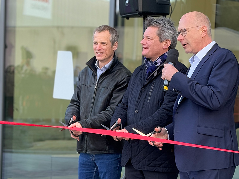 Opening by Division President Frank Mühlon, site manager Jens Kubasch and project manager Matthias Richter (from the right). Photo: © Bucher Hydraulics