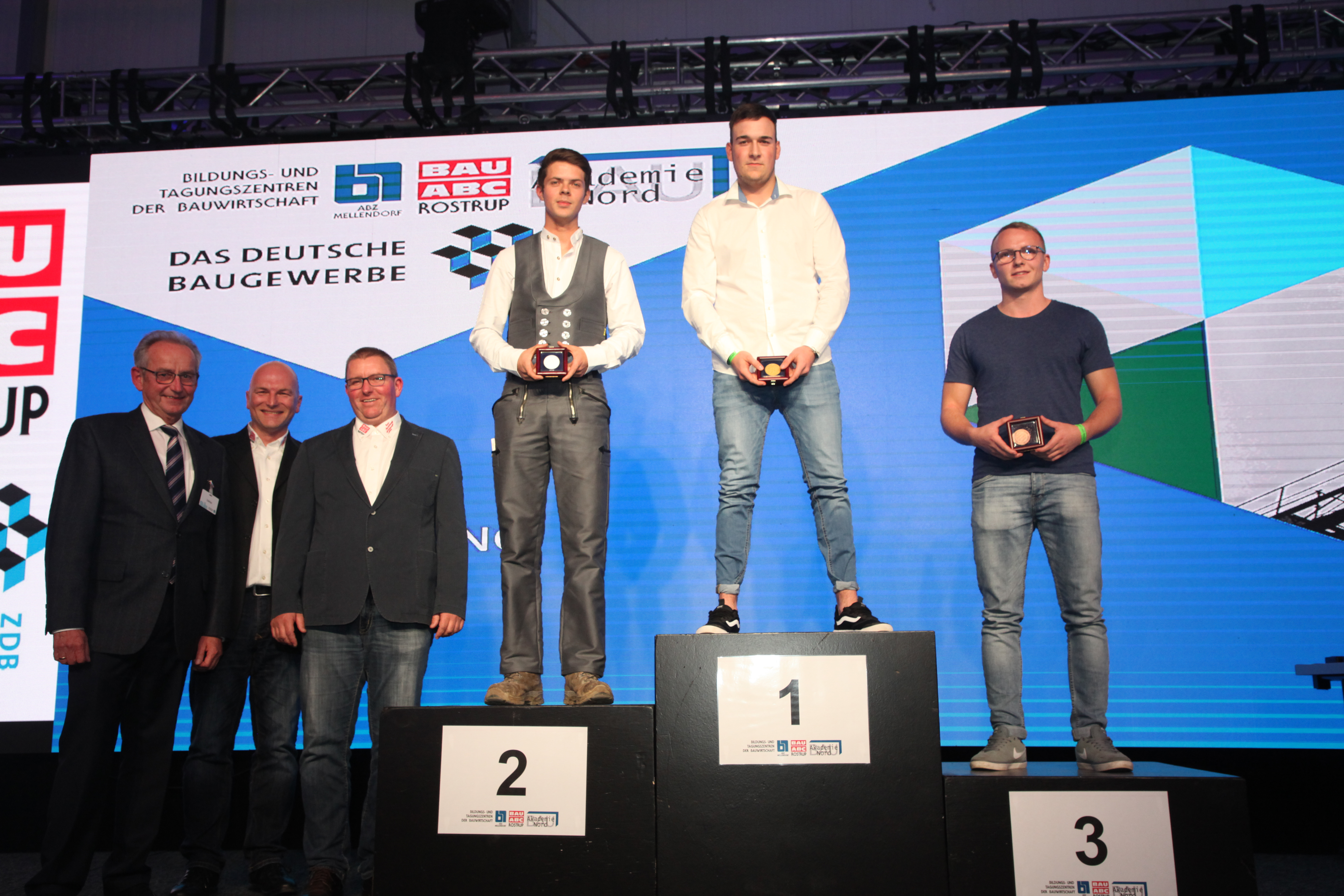 Marius Faller holte Gold beim Bundesleistungswettbewerb der Straßenbauer. Vizemeister wurde Moritz Seeliger. Den dritten Platz belegte Jim Koppermann. Foto: © ZDB/Petra Reidel
