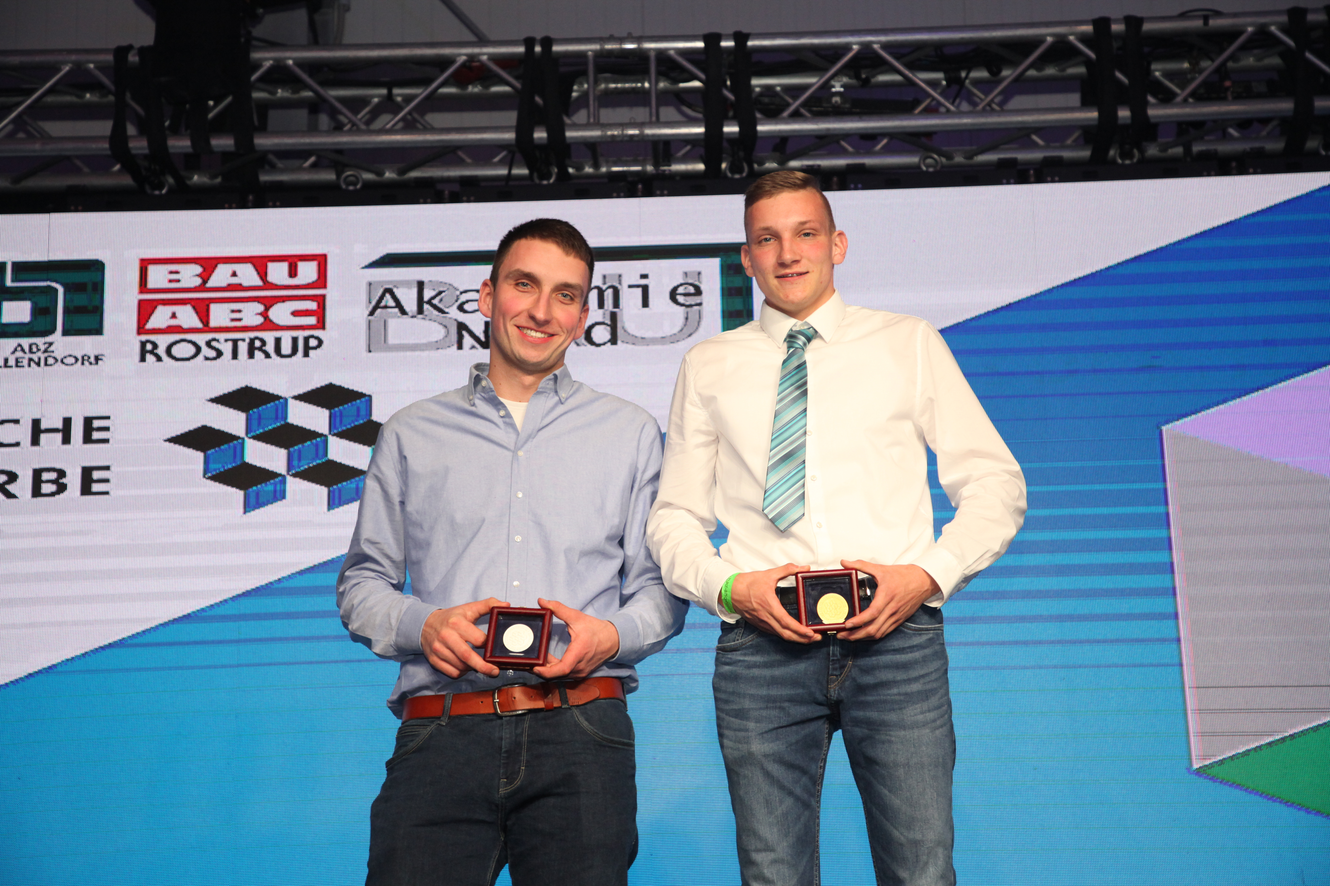 Dynamisches Brunnenbauer-Duo: Oliver Behrends (r.) präsentiert stolz seine Goldmedaille. Vizemeister wurde Jan Roehl. Foto: © ZDB/Petra Reidel