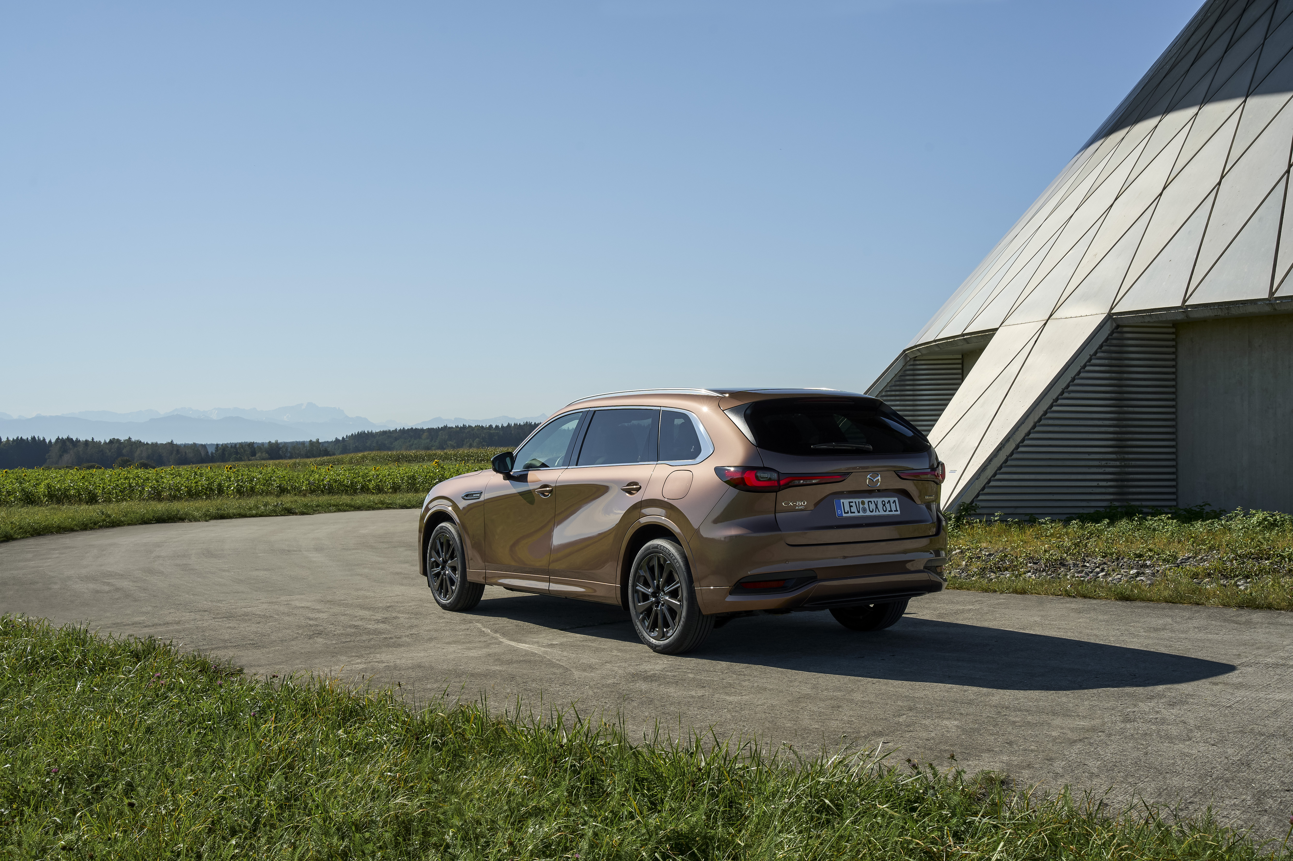 Mit fünf Metern Länge fällt der Mazda CX-80 im Straßenverkehr auf. Foto: © Mazda