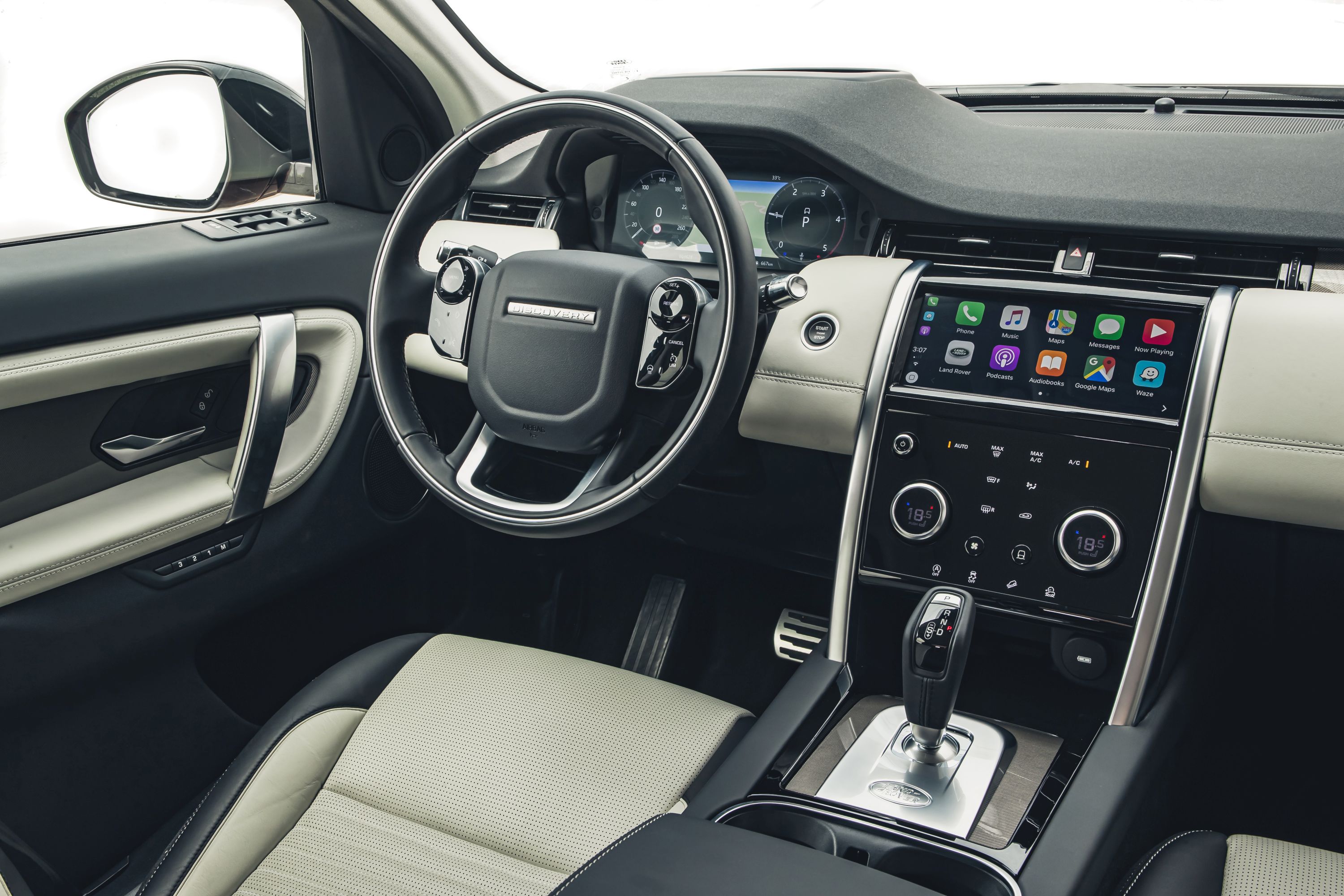 Das digitale Cockpit ist mit seinem Touchscreen-Infotainment bestens vernetzt. Foto: © Land Rover