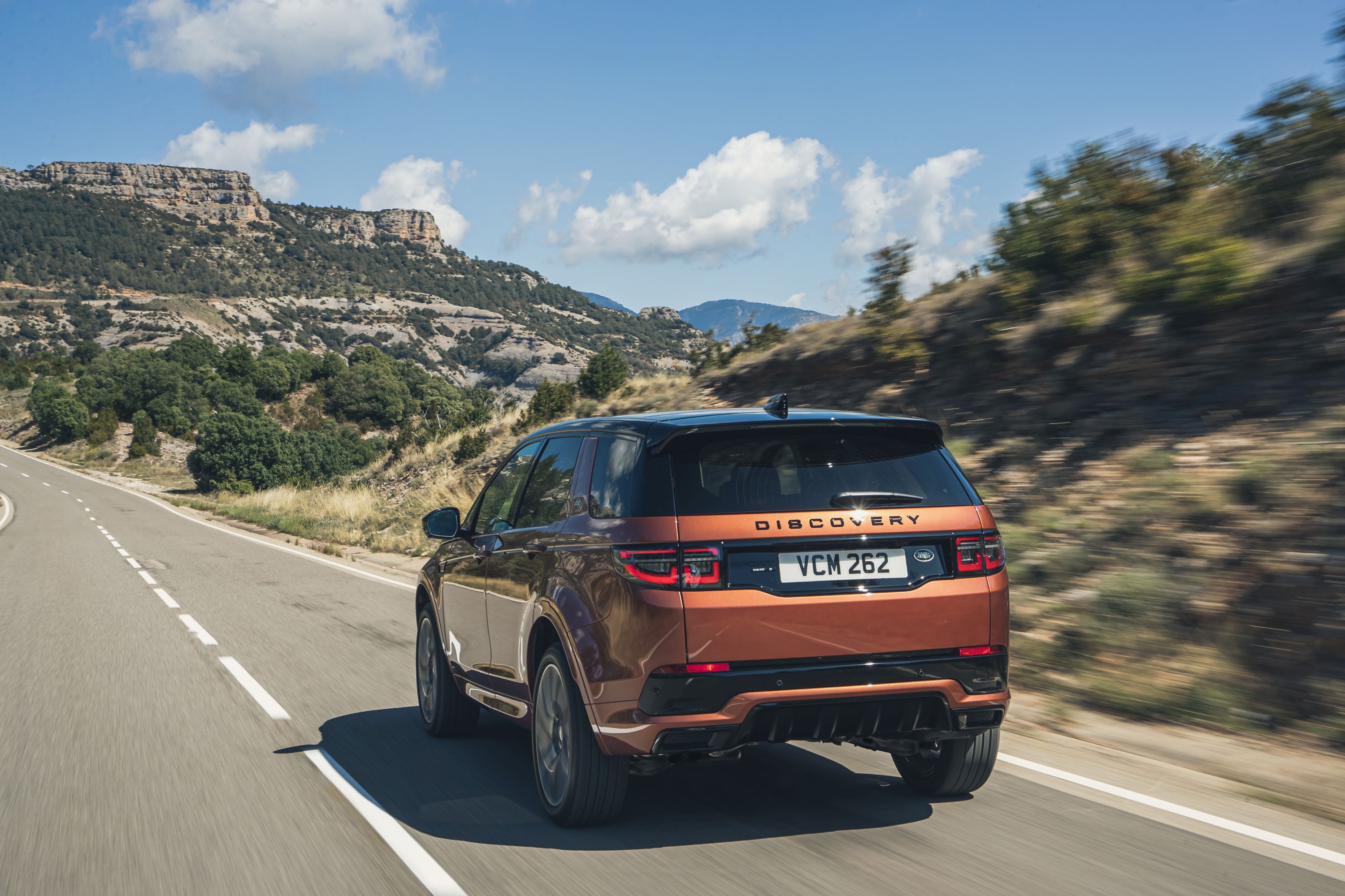 Dank Allrad sowie einer enormen Achsverschränkung ist der Brite auch ein waschechter Geländewagen. Foto: © Land Rover