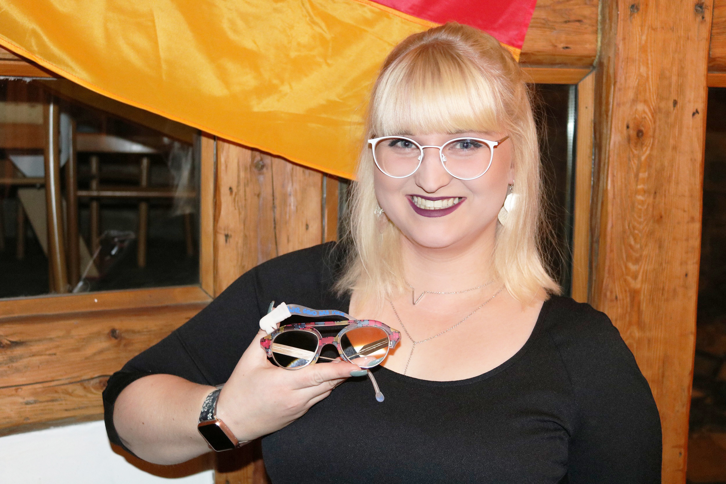 Lea Meyer aus Sachsen-Anhalt überzeugte die Fachjury des Bundesleistungswettbewerbs der Augenoptiker mit ihrer Wir sind das Volk-Brille. Foto: © ZVA