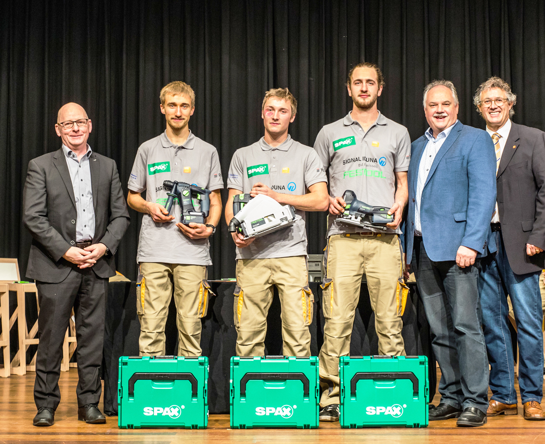 Michael Hecker von Spax (l.), Marcel Pfost von Festool (2. v. r.) und TSD-Vizepräsident Stefan Zock (r.) gratulieren dem Sieger-Trio Lukas Cramer (2. v. l.), Paul Klotzsche (3. v. l.) und Sven Schröder zum erfolgreichen Abschneiden beim Bundesleistungswettbewerb. Foto: © TSD/art-pix.com
