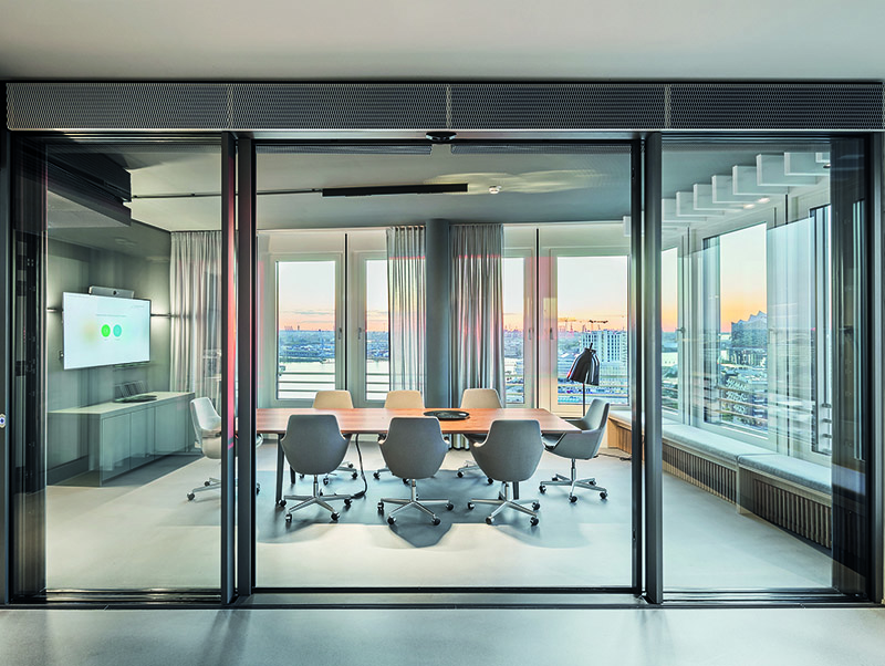 Der Schüco Showroom Hamburg vereint auf 752 Quadratmetern moderne Büroräume und vielfältig nutzbare Ausstellungsflächen. Anhand eingebauter Großexponate können die Gäste das aktuelle Produktportfolio von Schüco erleben. Foto: © Schüco International KG