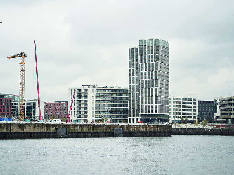 Der Watermark Tower, in dessen 16. Stock sich der neue Schüco Showroom befindet, ist das größte Bürogebäude der HafenCity im neu errichteten Intelligent Quarters. Das 70 Meter hohe Gebäude hat eine Schüco Elementfassade als Sonderkonstruktion. Foto: © Schüco International KG