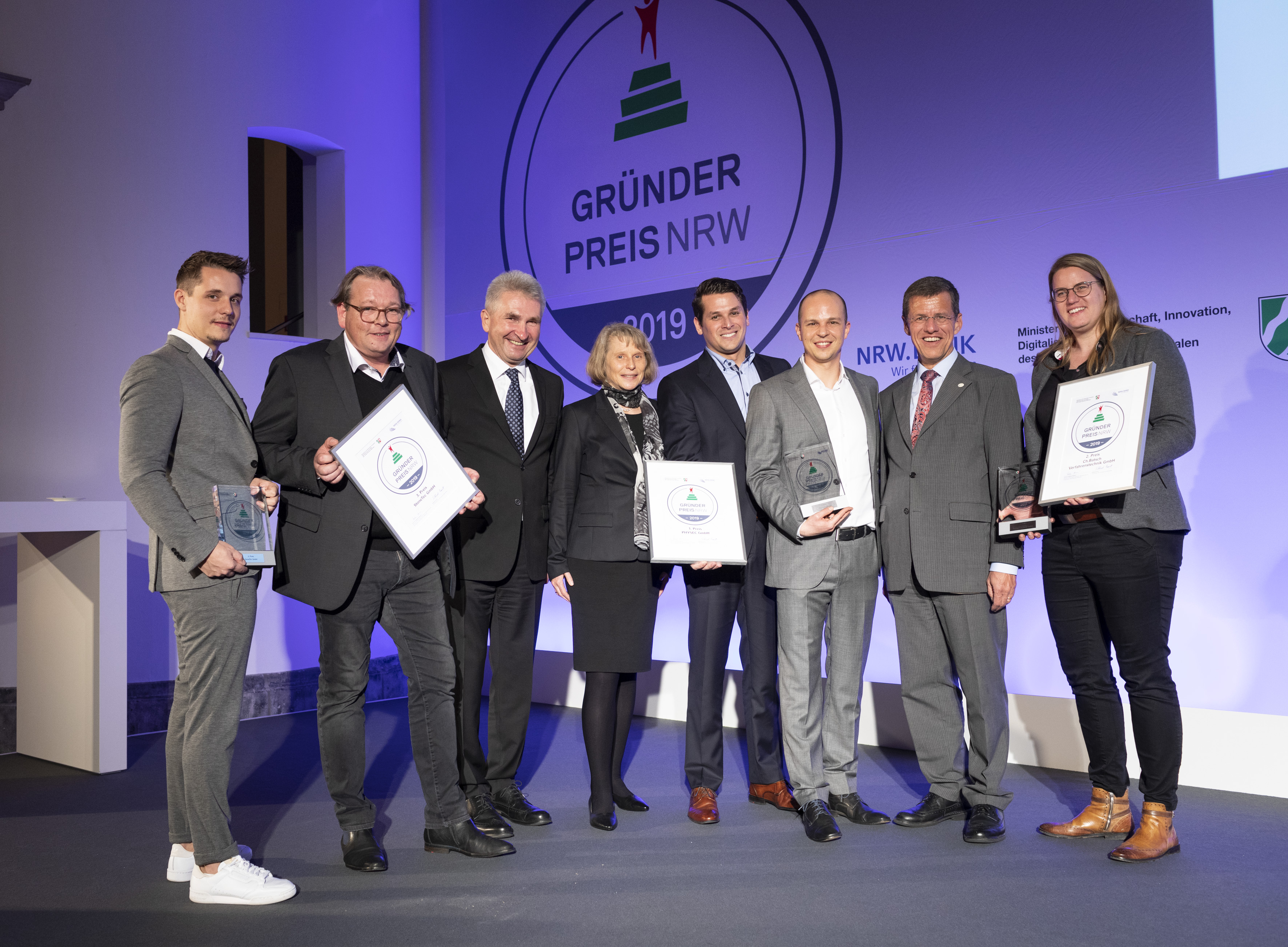 Die Preisträger des Gründerpreis NRW 2019: Tim Dunkerbeck, Peter Hagdorn (beide StoneTec, 3. Platz), Wirtschafts- und Digitalminister Prof. Dr. Andreas Pinkwart, Jury-Vorsitzende Prof. Dr. Christine Volkmann, Dr. Heiko Köpke und Dr. Christian Zenger (beide Physec, 1. Platz), NRW.Bank-Vorstandsvorsitzender Eckhard Forst und Christine Batsch (Ch.Batsch Verfahrenstechnik, 2. Platz). Foto: © NRW.Bank / Ralph Sondermann