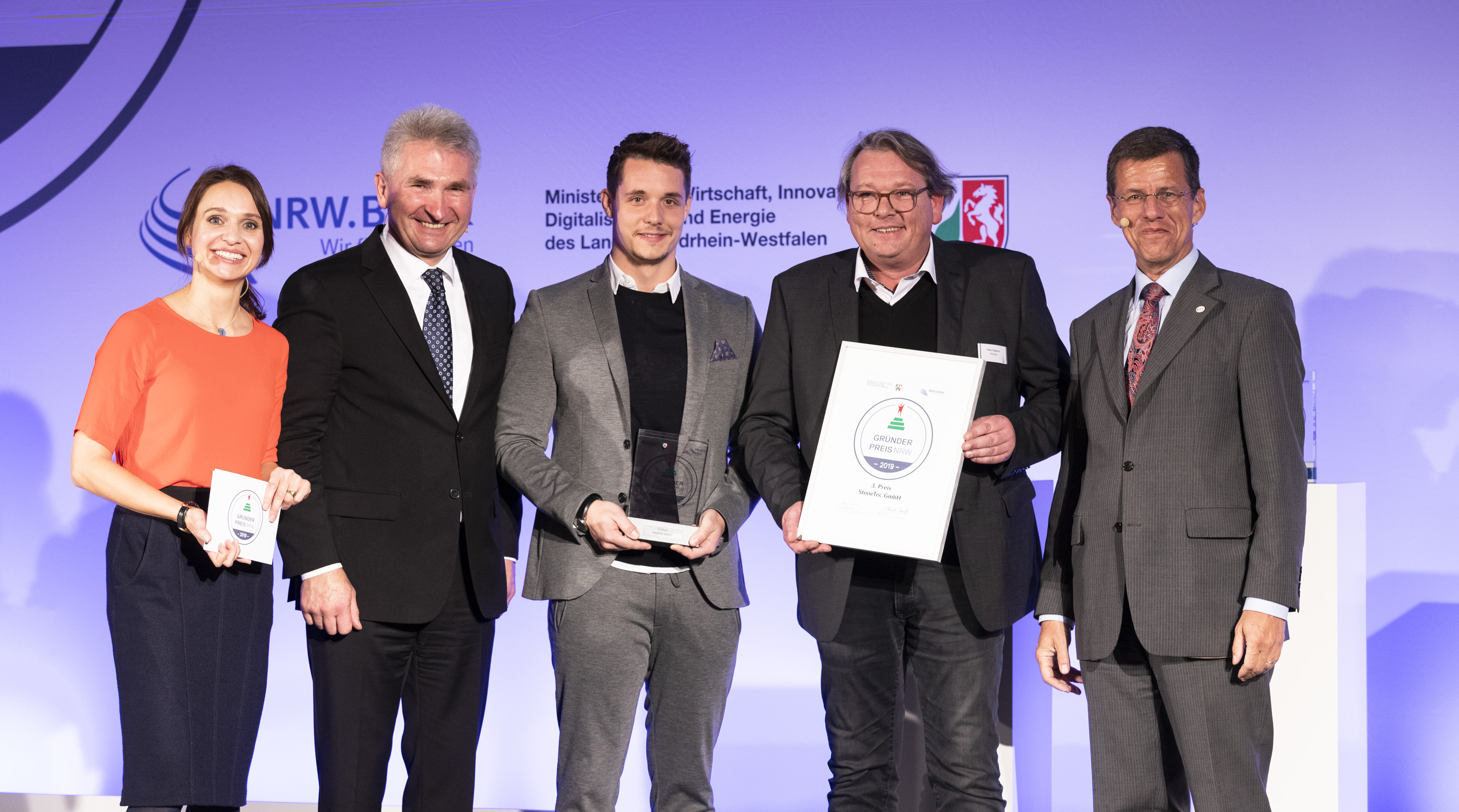 Der dritte Platz geht an StoneTec aus Bocholt. Moderatorin Dorothee Breuer, Wirtschaftsminister Prof. Dr. Andreas Pinkwart (2. v. l.) und Eckhard Forst, Vorstandsvorsitzender der NRW.Bank, zeichneten die beiden Preisträger Tim Dunkerbeck und Peter Hagdorn aus. Foto: © NRW.Bank / Ralph Sondermann