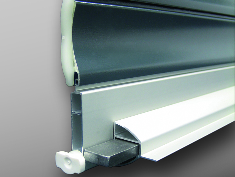 Für die einbruchhemmenden Eigenschaften des nach DIN EN 13659 normgerecht geprüften Rollladens von Alukon sorgen unter anderem vollflächig mit PU-Hartschaum ausgefüllte Aluminium- Rollladenprofile und eine verstärkte, gegen Hochschieben gesicherte Schlussleiste. Foto: © Alukon