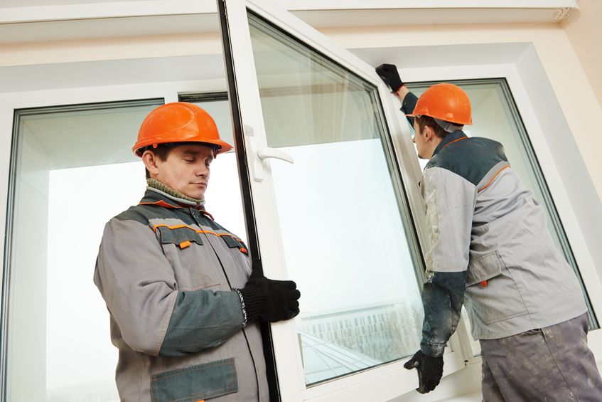 Neue Fenster fürs Büro oder die Werkstatt? Auch hier müssen sich die Auftraggeber eine Freistellungsbescheinigung zeigen lassen. Foto: © Dmitry Kalinovsk/123RF.com