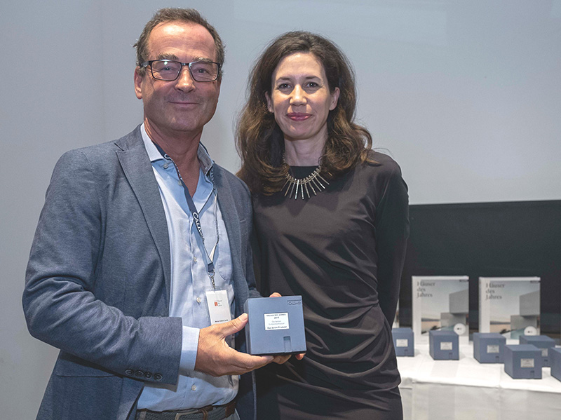 Geschäftsführer Thilo Weiermann nahm den renommierten Architekturpreis für die Kategorie Sonnenschutz von der Verlegerin Dr. Marcella Prior-Callwey entgegen. Foto: © Callwey