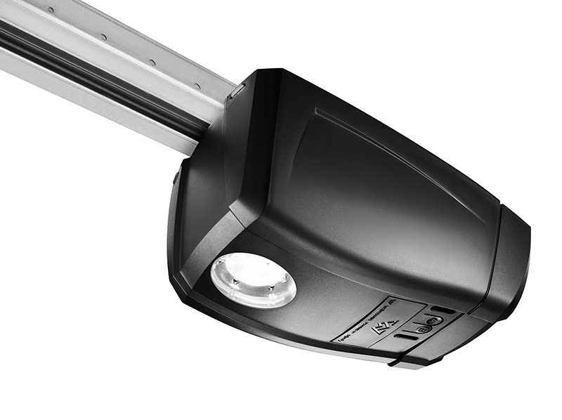 Der neue Garagentorantrieb wird über einem Handsender gesteuert und ermöglicht den Anschluss von Lichtschranken oder Signallampen. Foto: © Wisniowski