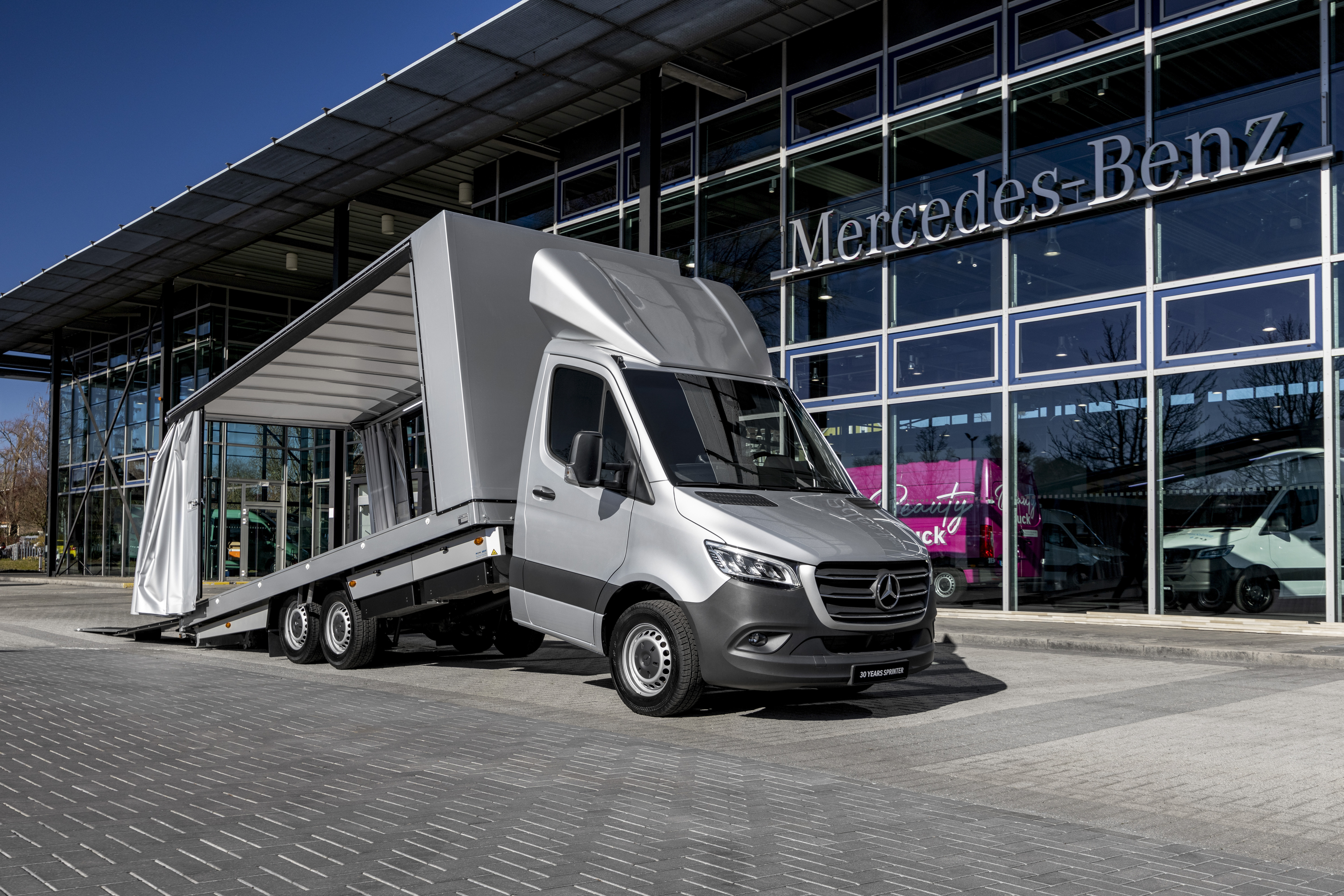 Der Sprinter als Umbau für Fahrzeugtransporter von Algema Foto: © Mercedes-Benz