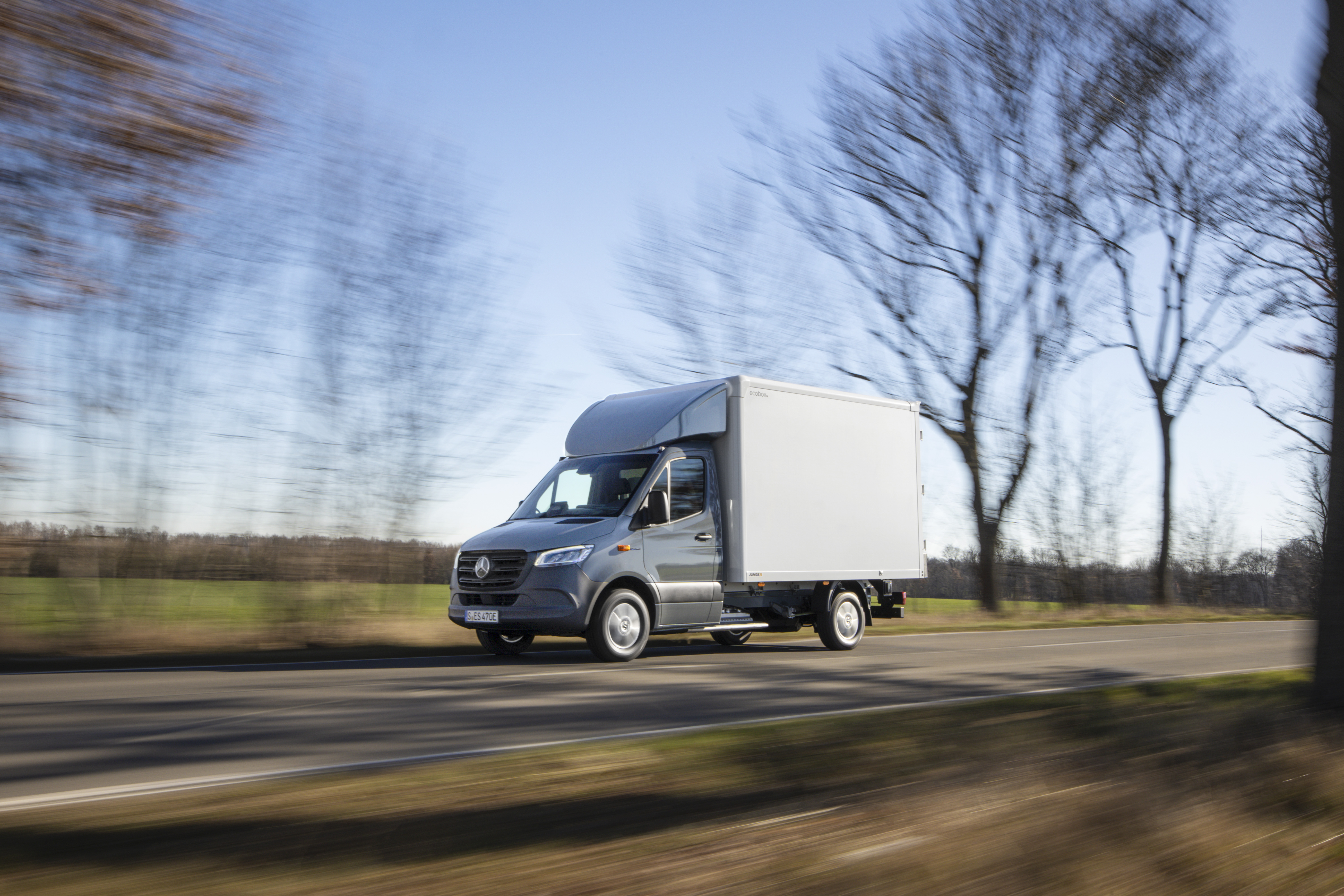 Hier die aktuelle dritte Generation des Sprinters als reine E-Variante mit Kofferaufbau unterwegs. Foto: © Mercedes-Benz