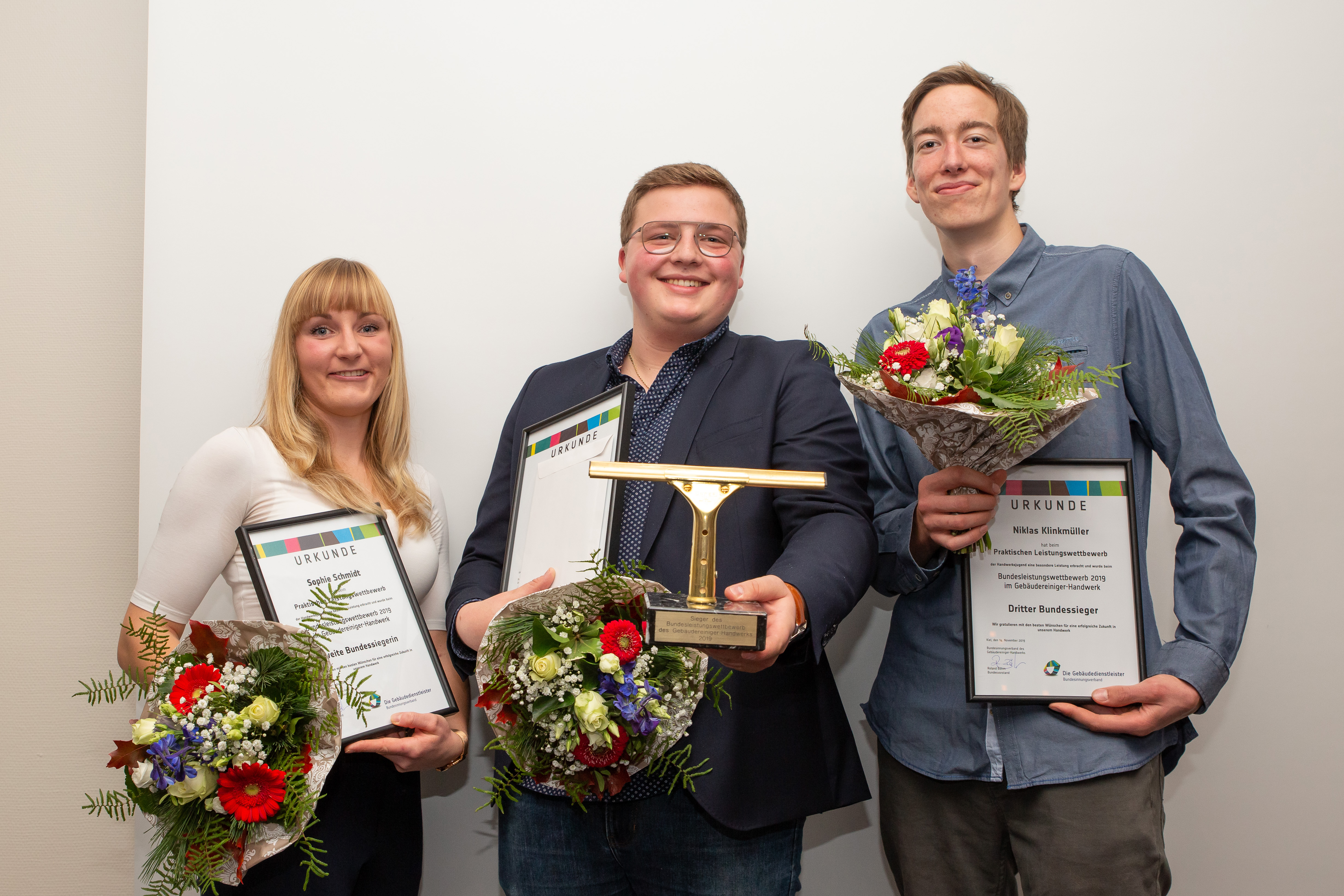 Als bester Gebäudereiniger 2019 kann sich Julian May (M.) aus Hessen feiern lassen. Den zweiten Platz beim Bundesleistungswettbewerb belegte Sophie Schmidt aus Thüringen. Dritter wurde Niklas Klinkmüller aus Brandenburg. Foto: © Bundesinnungsverband des Gebäudereiniger-Handwerks