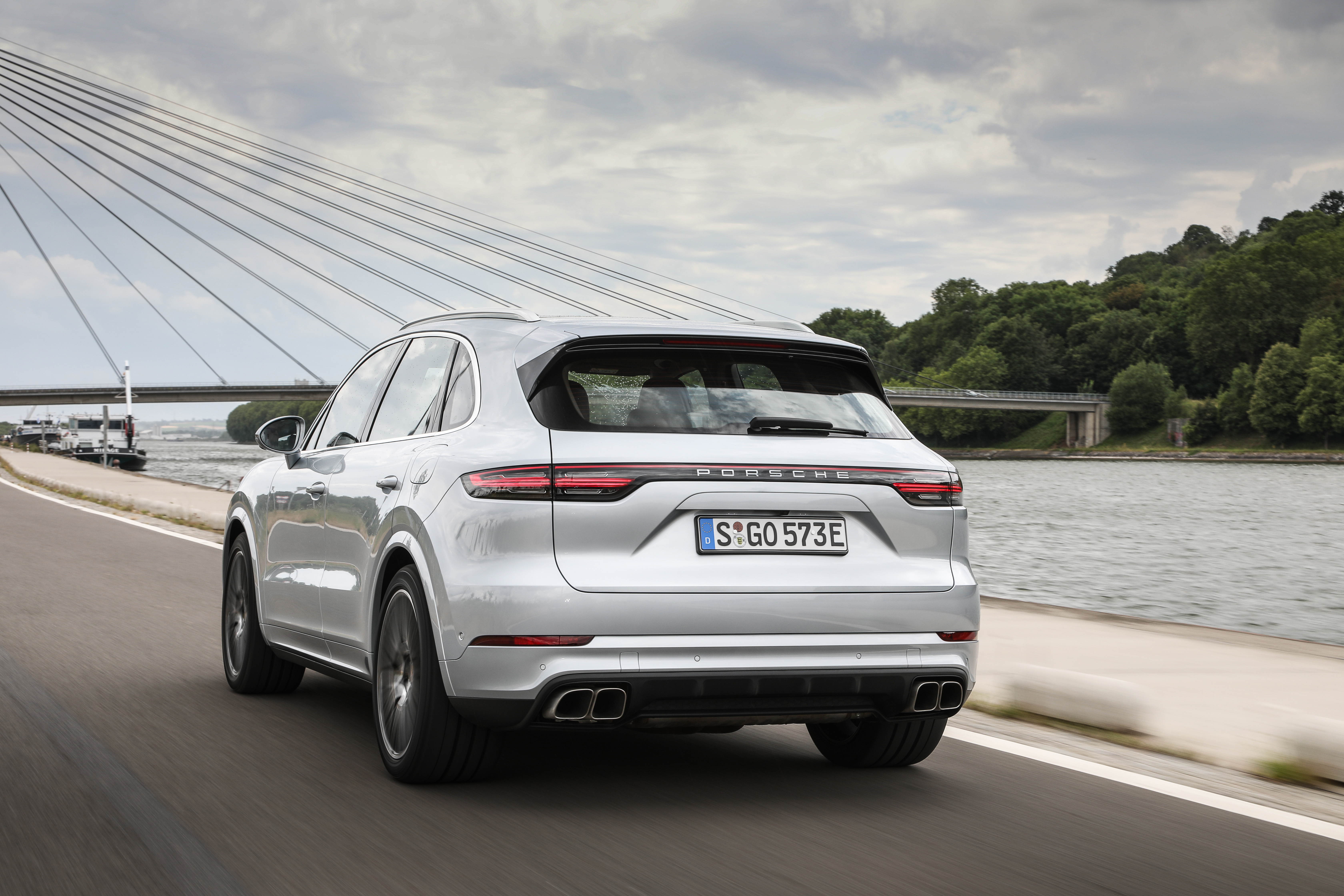 Eine Systemleistung von 680 PS sorgt beim Allrad-SUV für überlegende Fahrleistungen. Foto: © Porsche